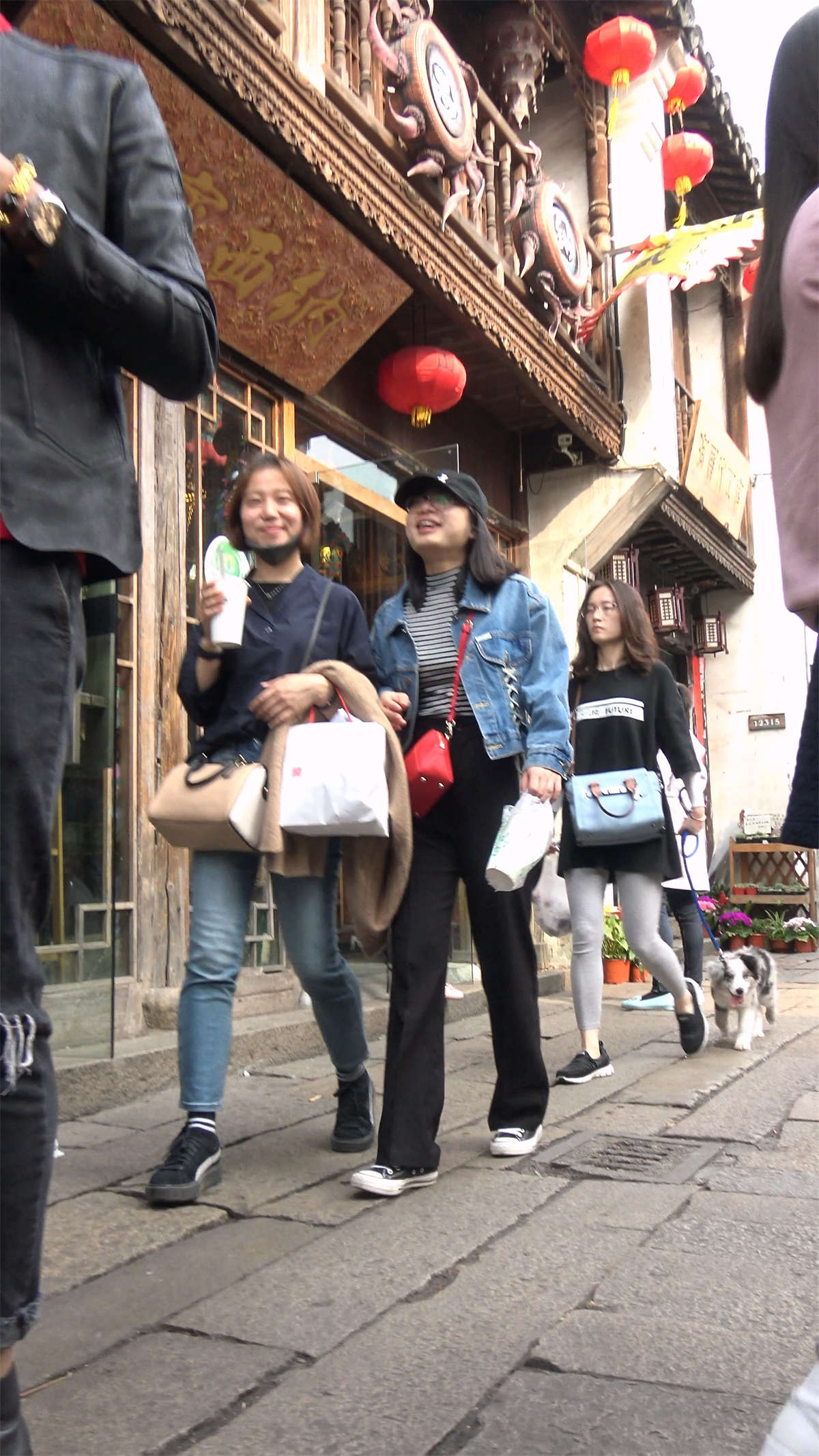 图片[2]-又一位粉毛衣紧身黑裤大圆臀街拍美女-日更街拍