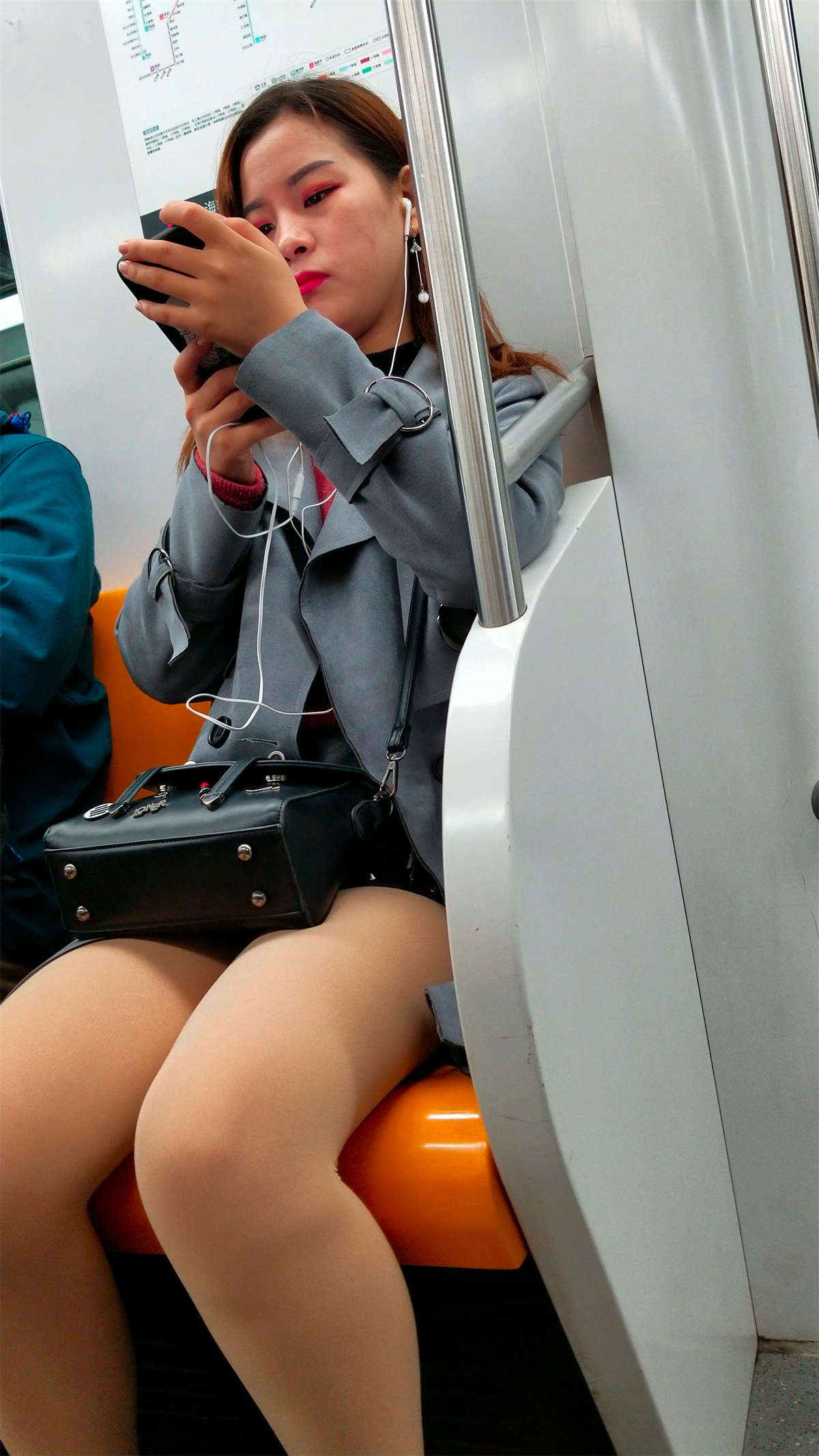 图片[2]-地铁上的极致漂亮美女-日更街拍