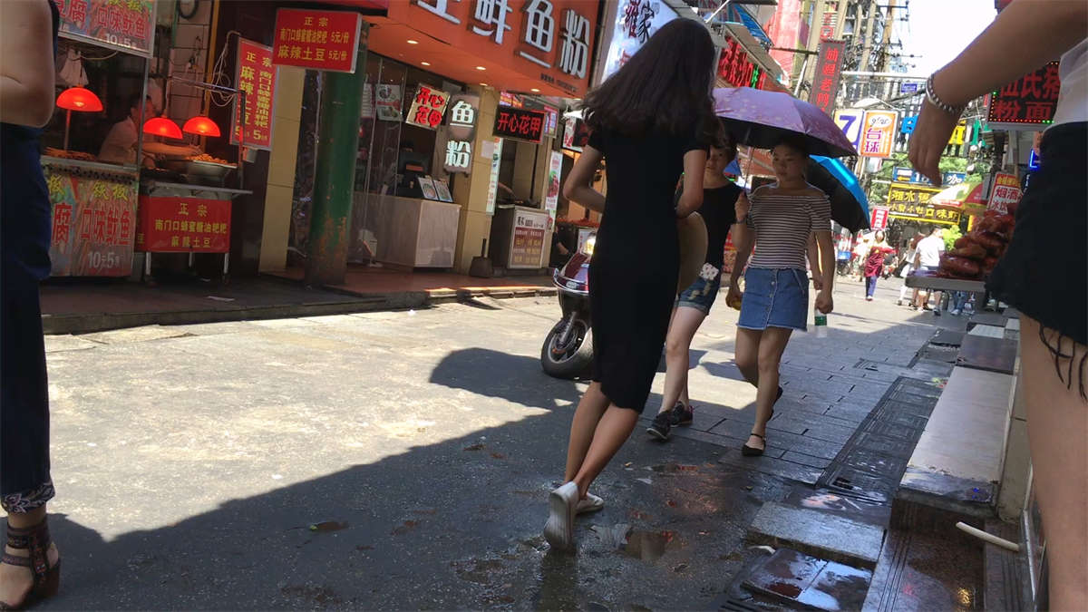 黑色紧身长裙长发美女极品长腿-日更街拍