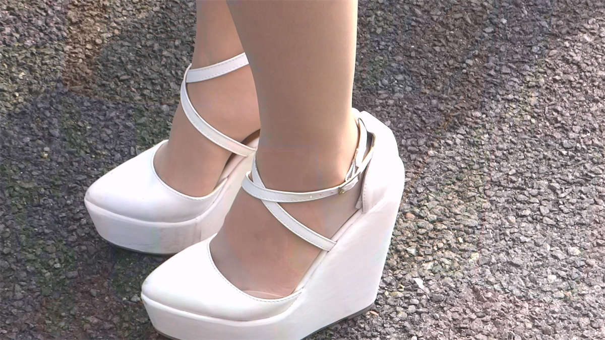 图片[2]-穿着白色高跟鞋的美女-日更街拍