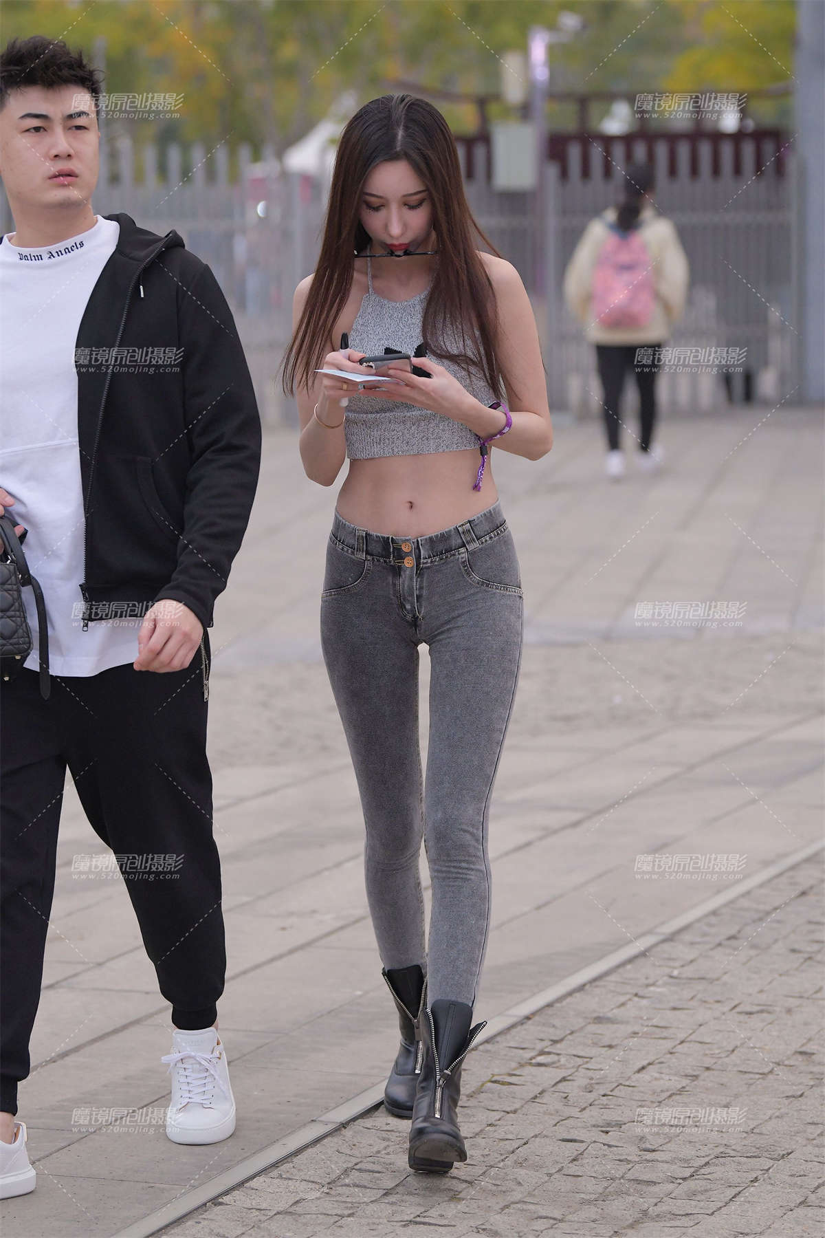 大长腿蜜桃裤美女-日更街拍