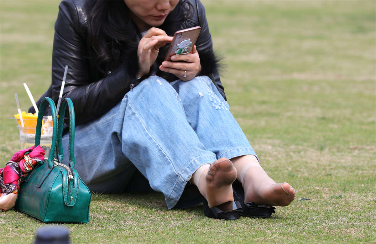 踏青公园街拍系列No.1296 穿了等于没穿！风韵美妇告诉你此时有丝胜无丝！ 第1套-日更街拍