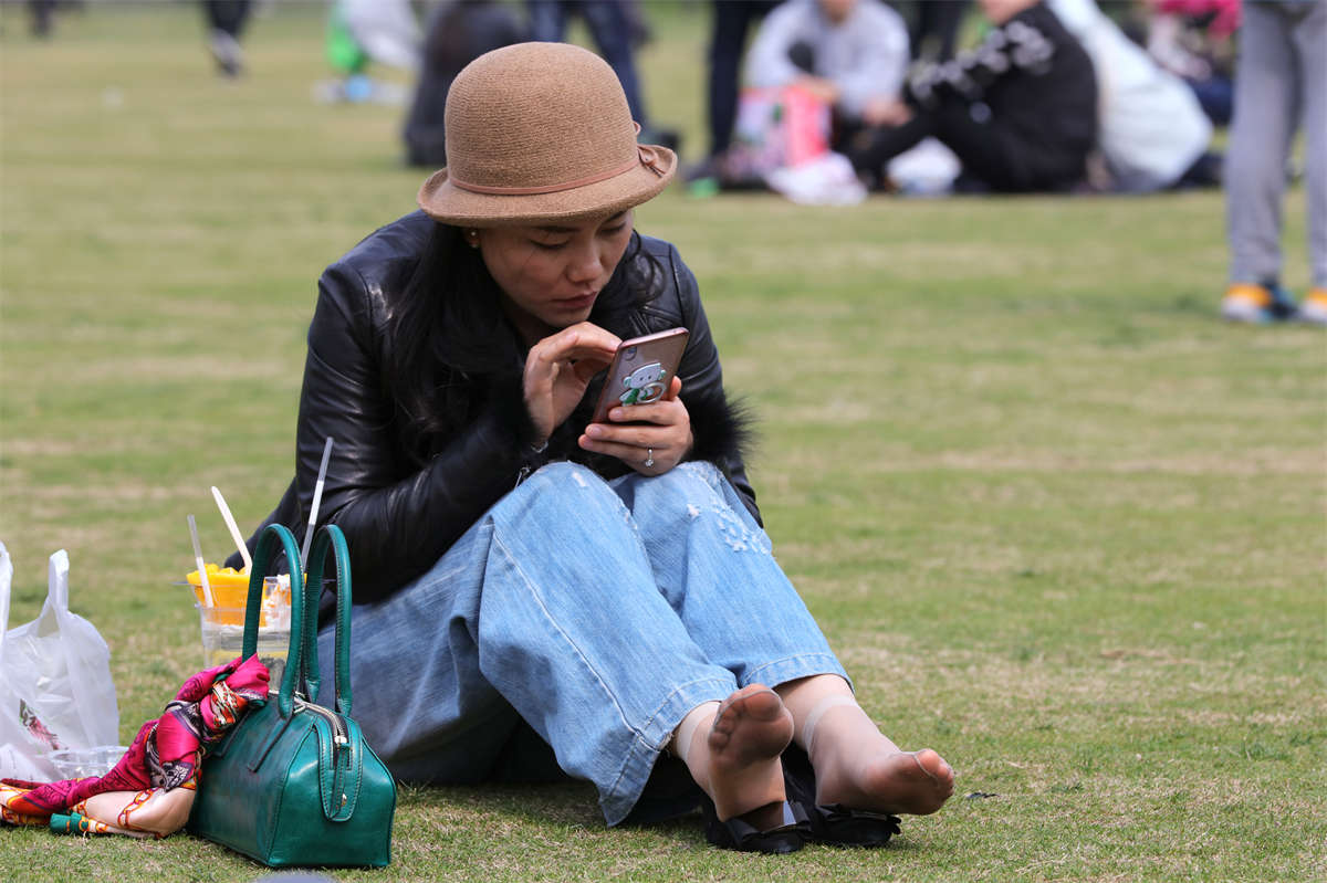 图片[2]-踏青公园街拍系列No.1296 穿了等于没穿！风韵美妇告诉你此时有丝胜无丝！ 第1套-日更街拍