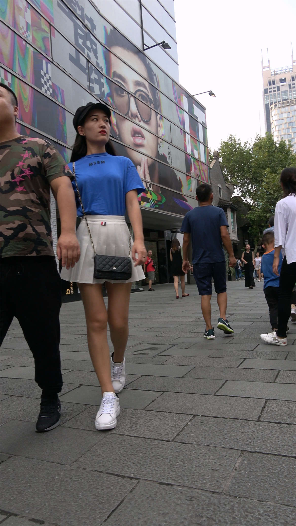 蓝色T恤白色小短裙美女-日更街拍