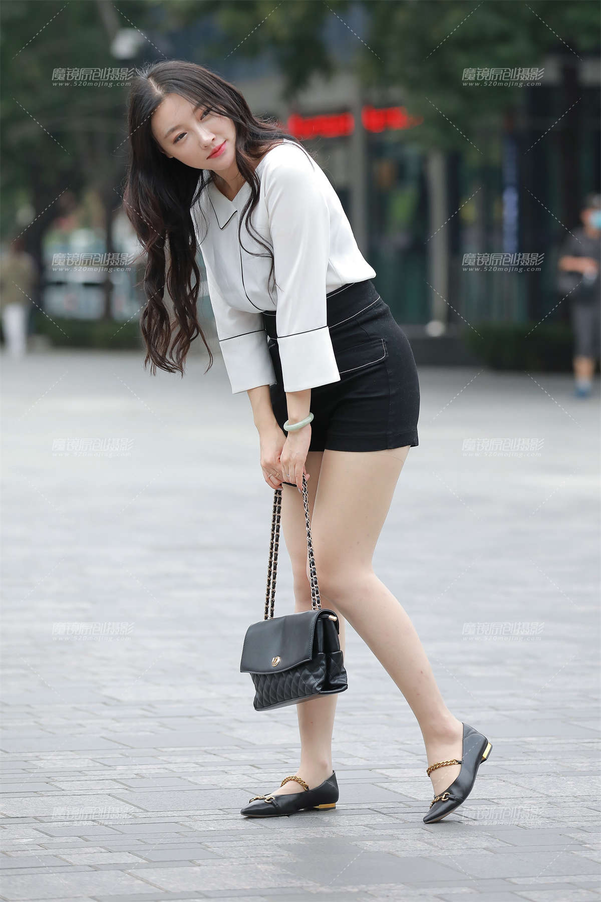 【玻璃街拍】黑色热裤美女-日更街拍