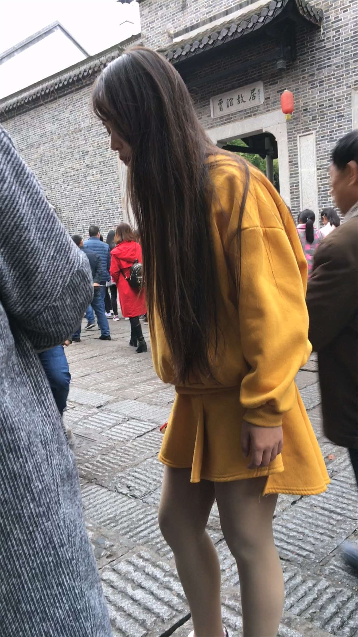 黄色短裙肉色丝袜长发美眉-日更街拍
