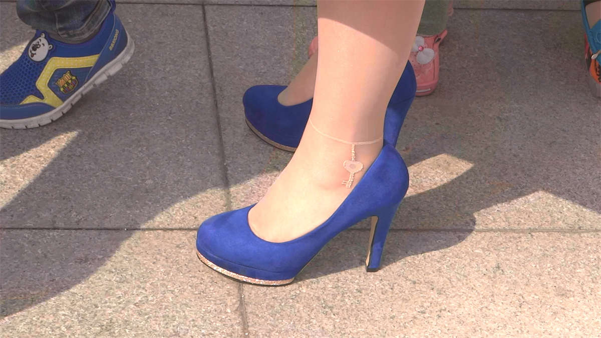 图片[2]-排队的丝足美女-日更街拍