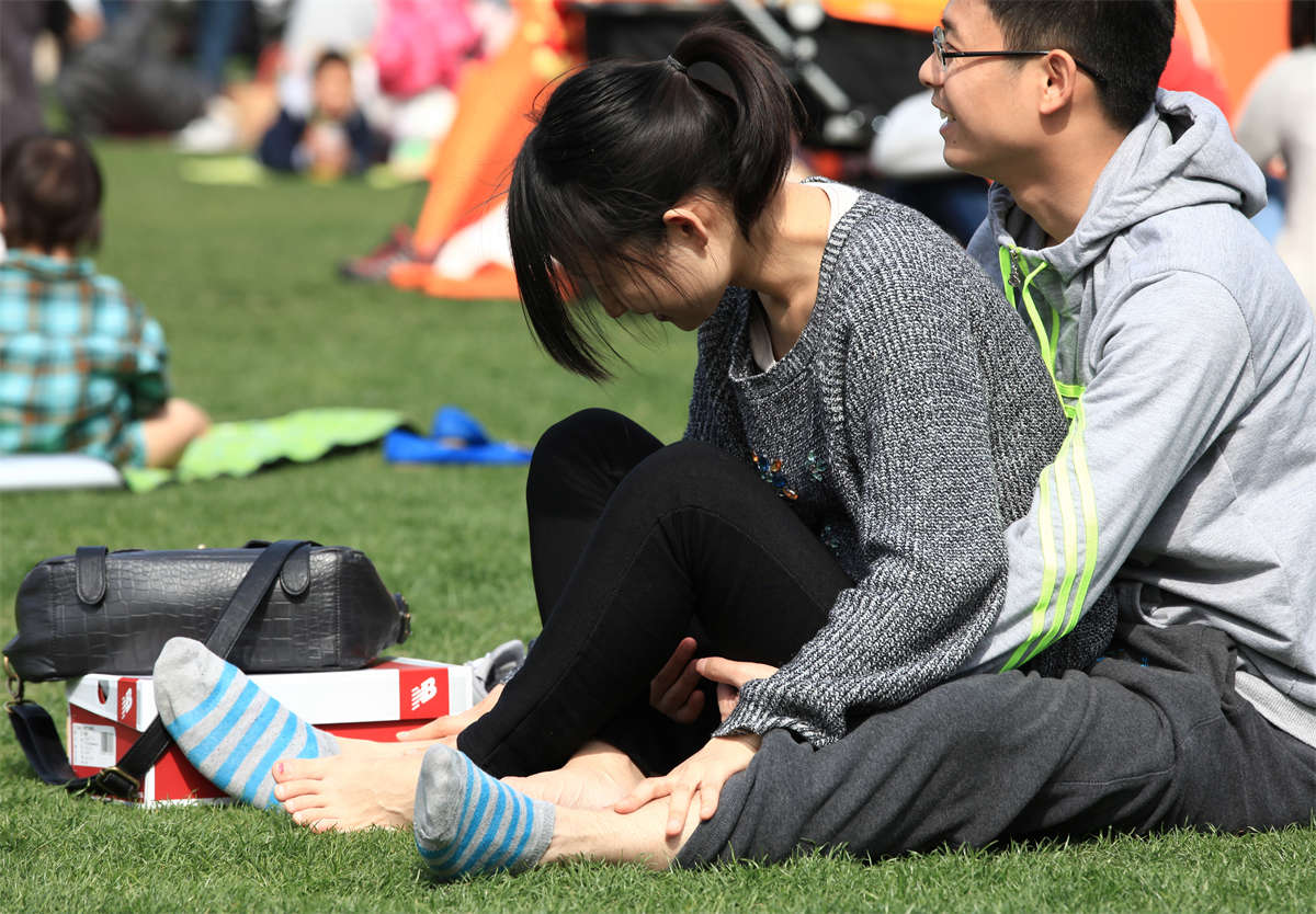 图片[2]-踏青公园街拍系列No.1103 被男友怀抱着不停抬脚撒娇的女孩-日更街拍