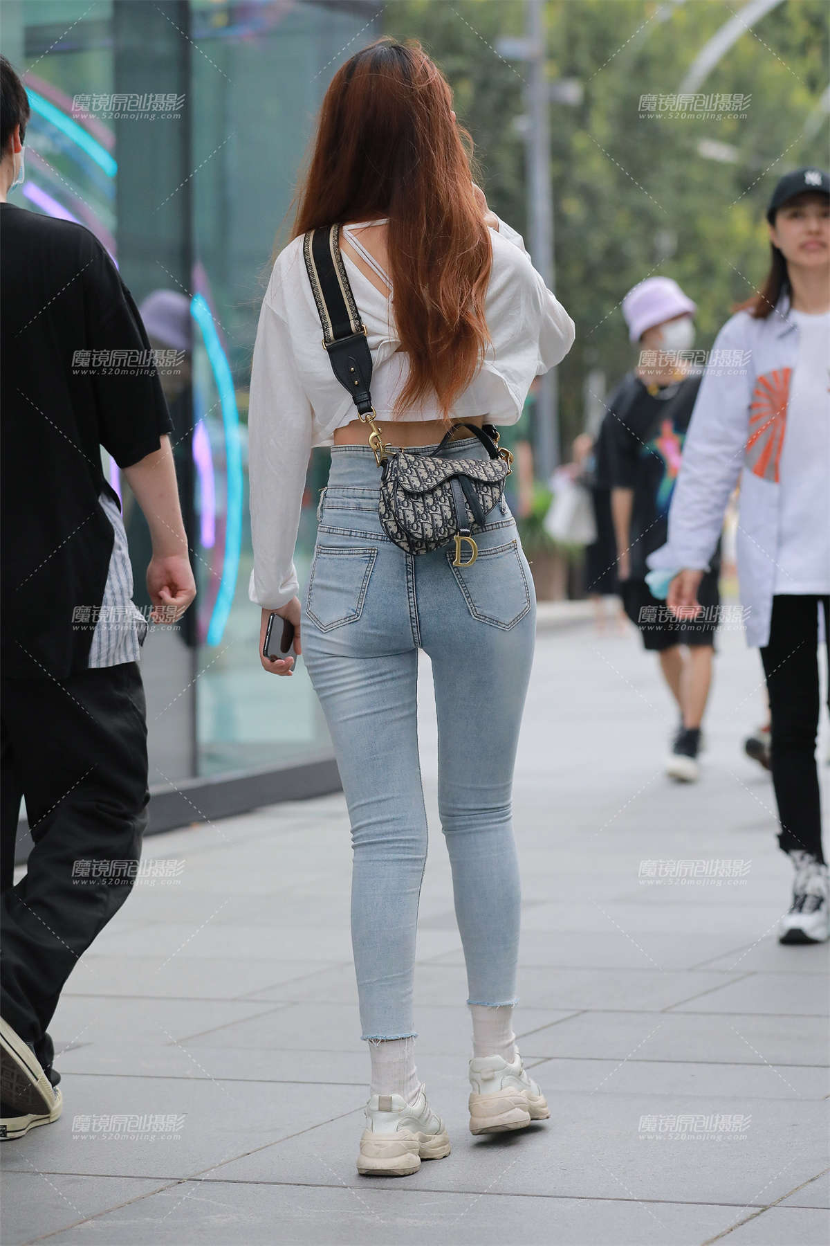 图片[2]-【玻璃街拍】浅蓝紧牛小姐姐-日更街拍
