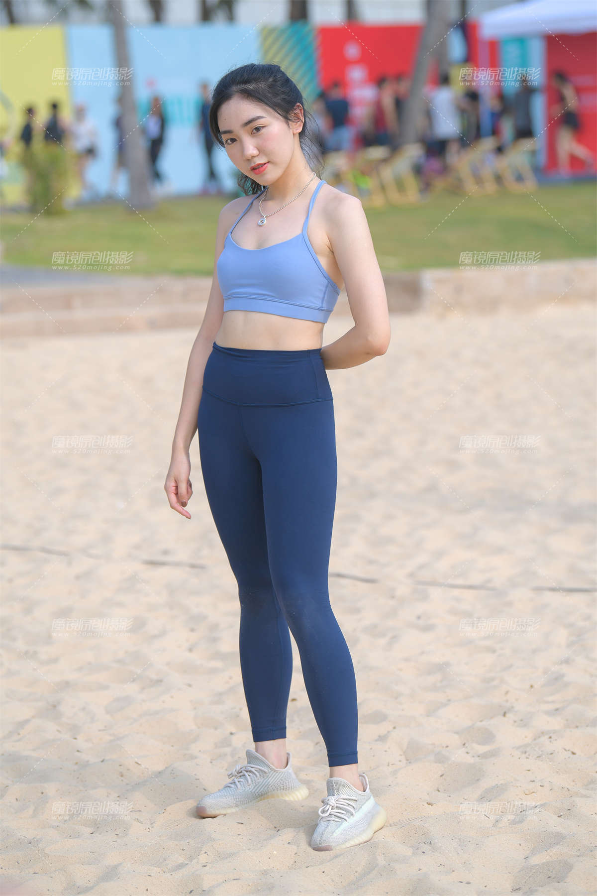 【街拍之魂赛帖】蓝色紧身小美女-日更街拍