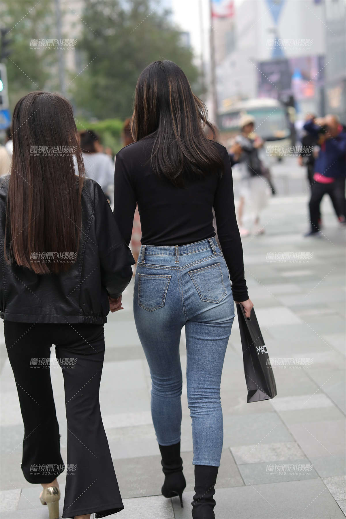 图片[2]-【凯恩赛贴】紧身牛仔裤美眉-日更街拍