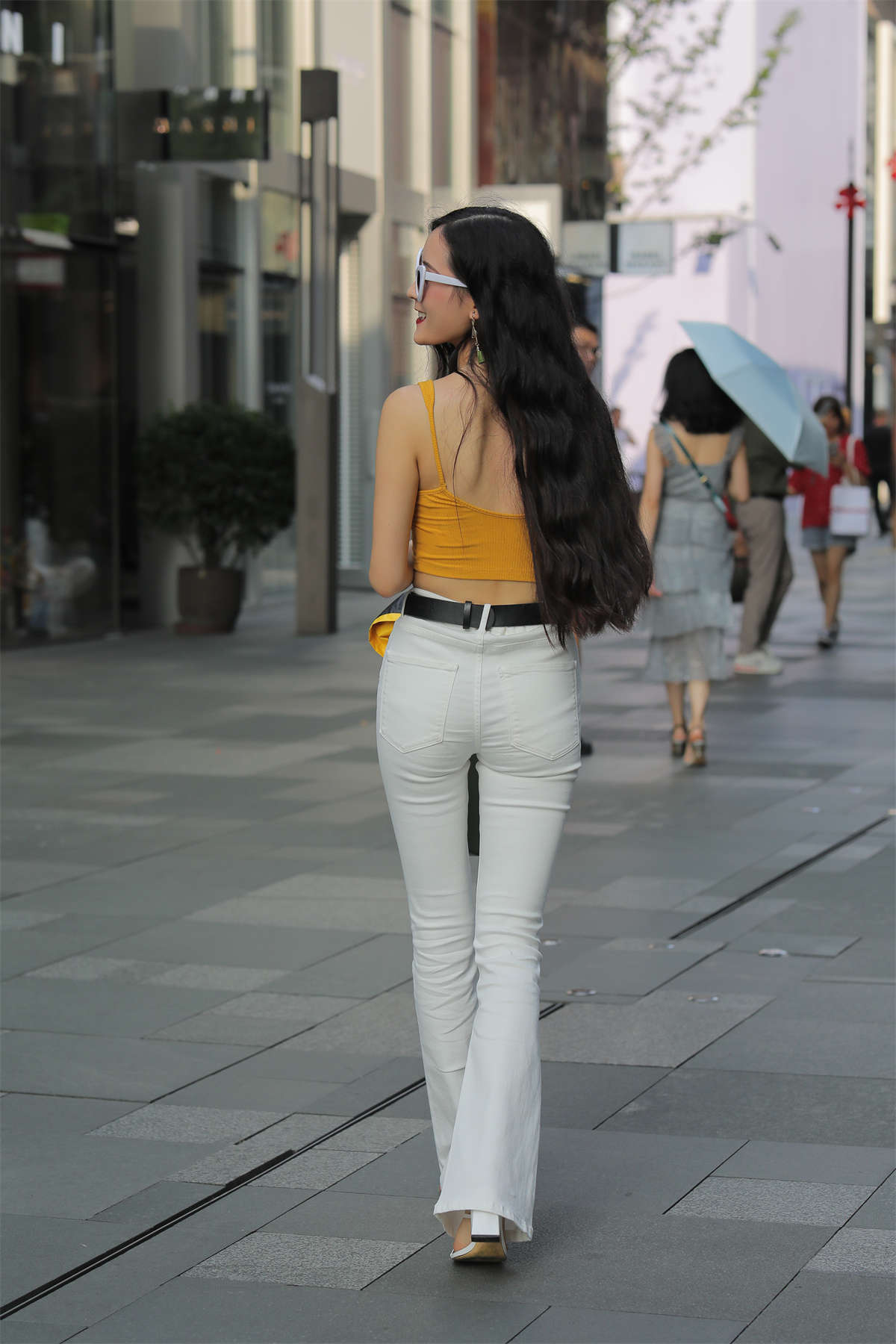 图片[2]-白裤小姐姐-日更街拍