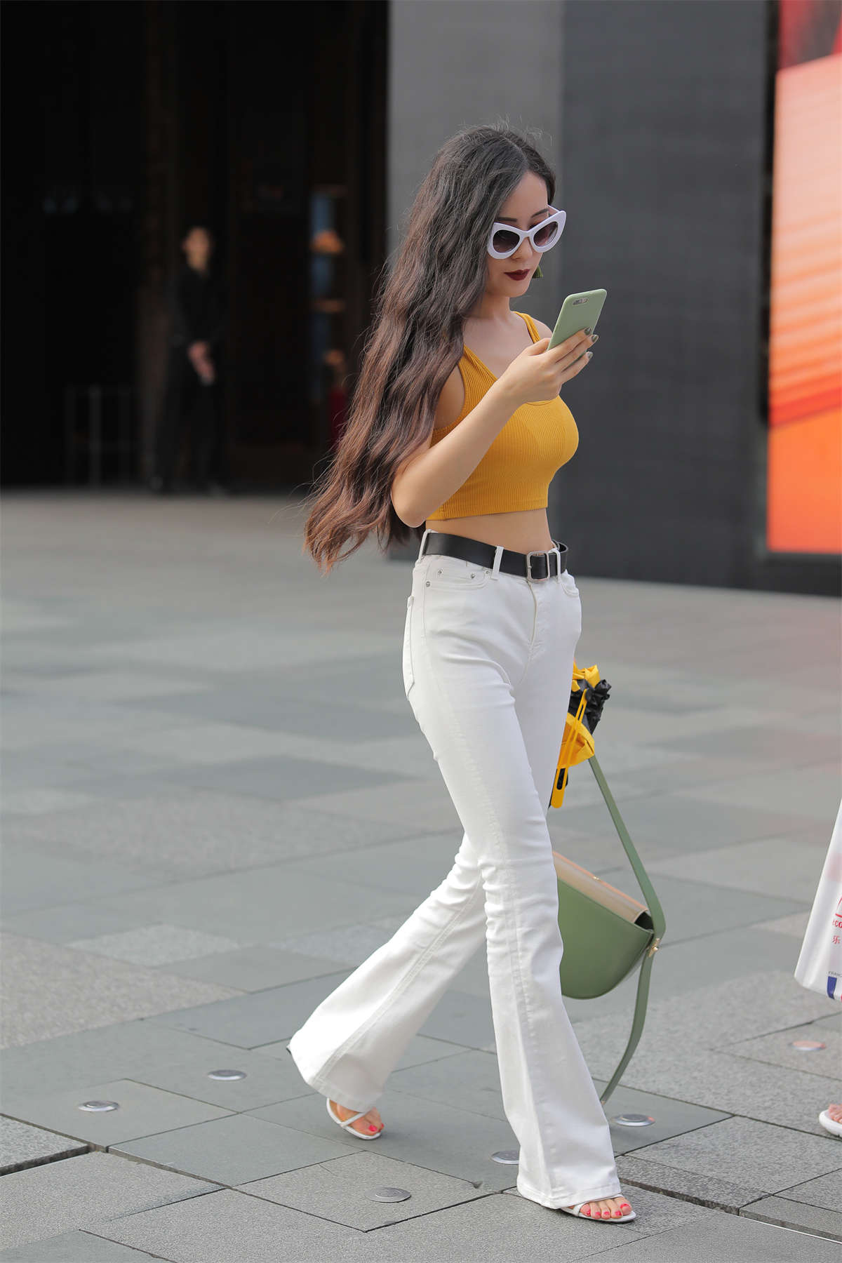 白裤小姐姐-日更街拍