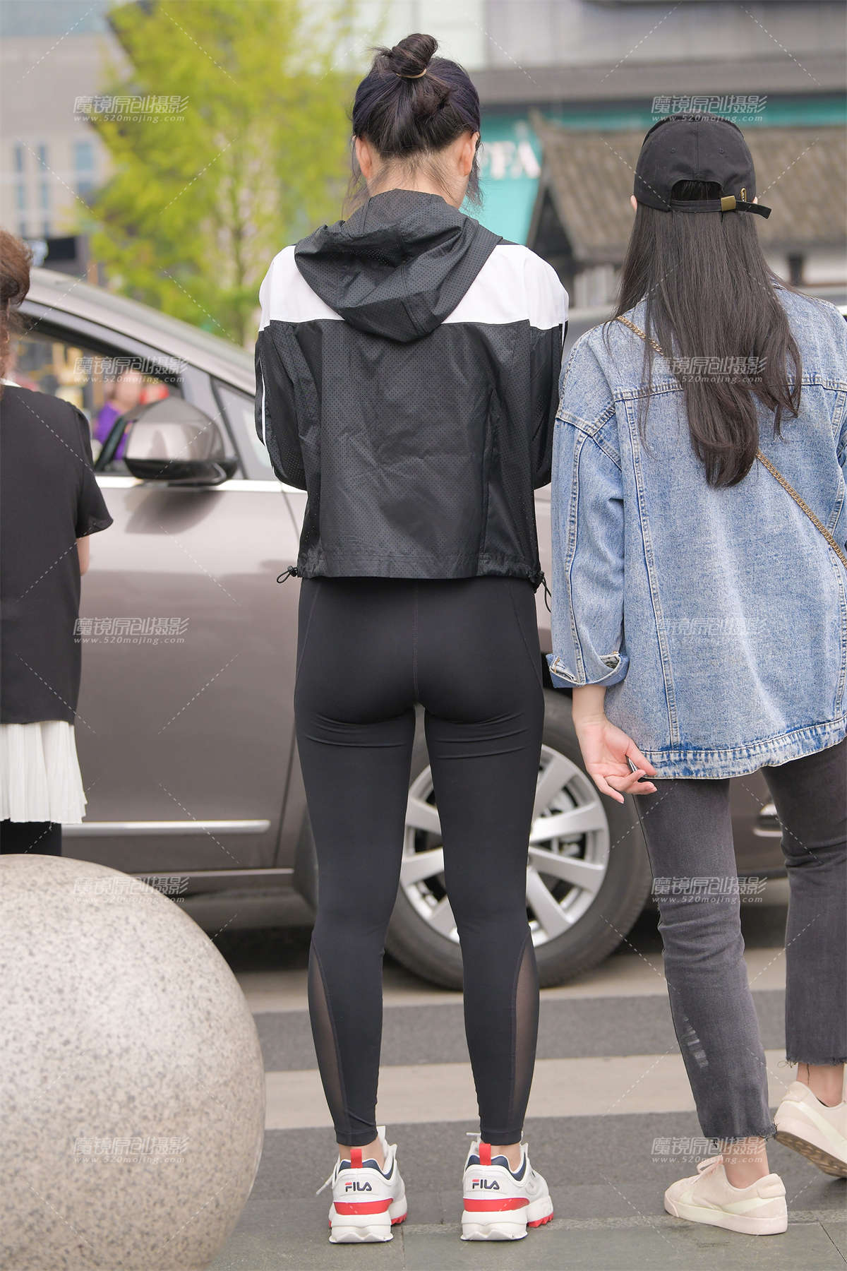 图片[2]-【视觉冲击赛贴】黑色紧身裤，丰臀小姐姐-日更街拍