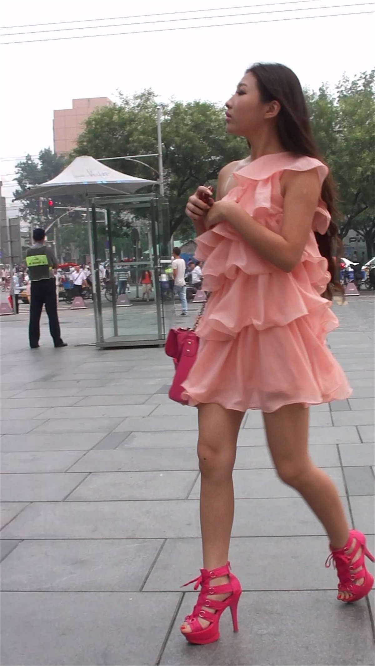 图片[2]-街拍个性粉红短裙红高跟美女-日更街拍