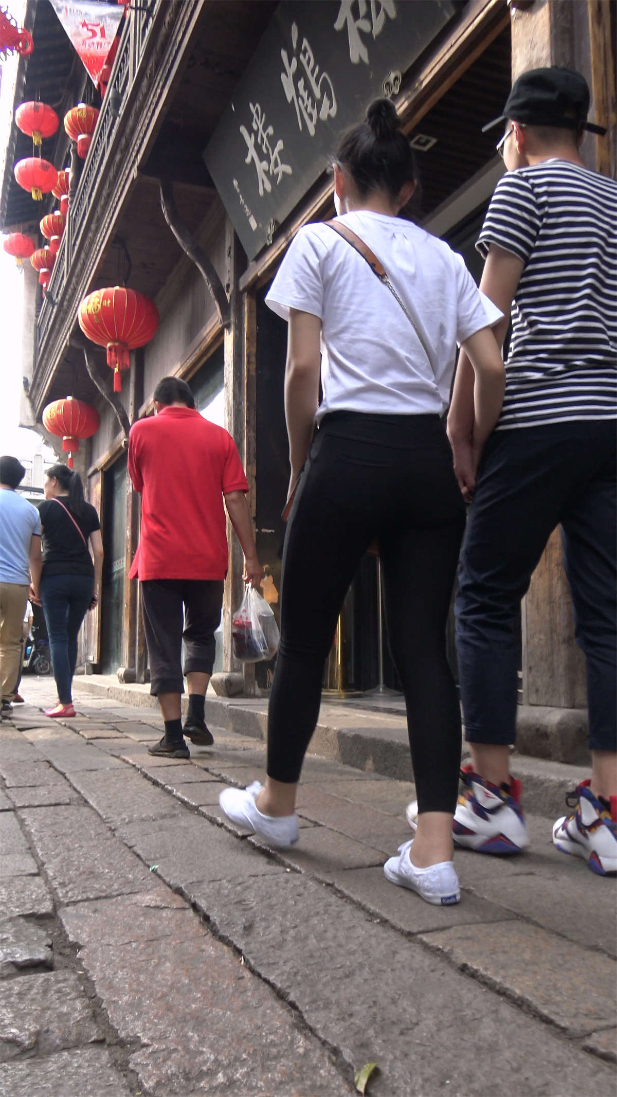 超级圆臀紧身黑裤白T恤小美女-日更街拍