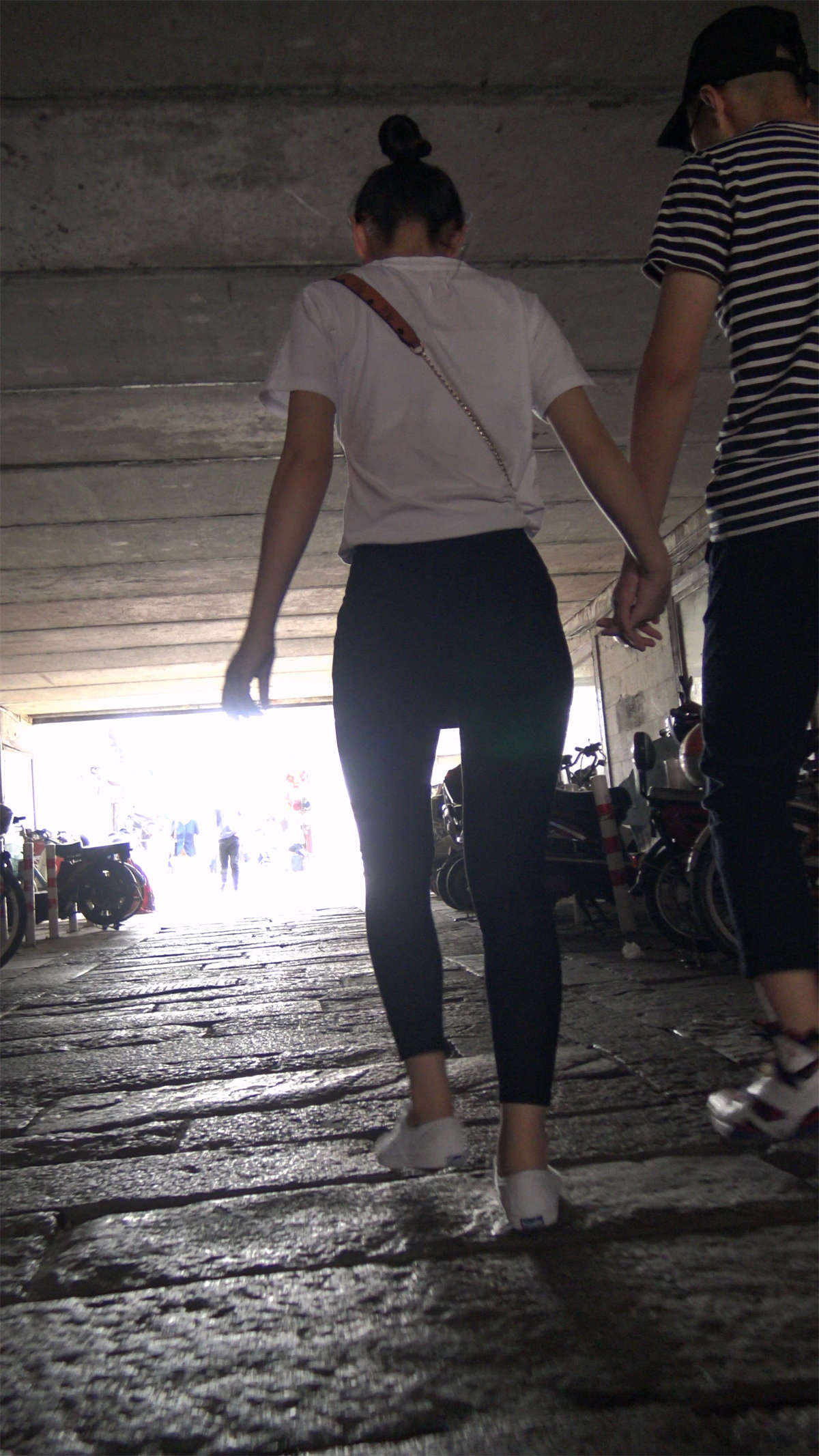 图片[2]-超级圆臀紧身黑裤白T恤小美女-日更街拍