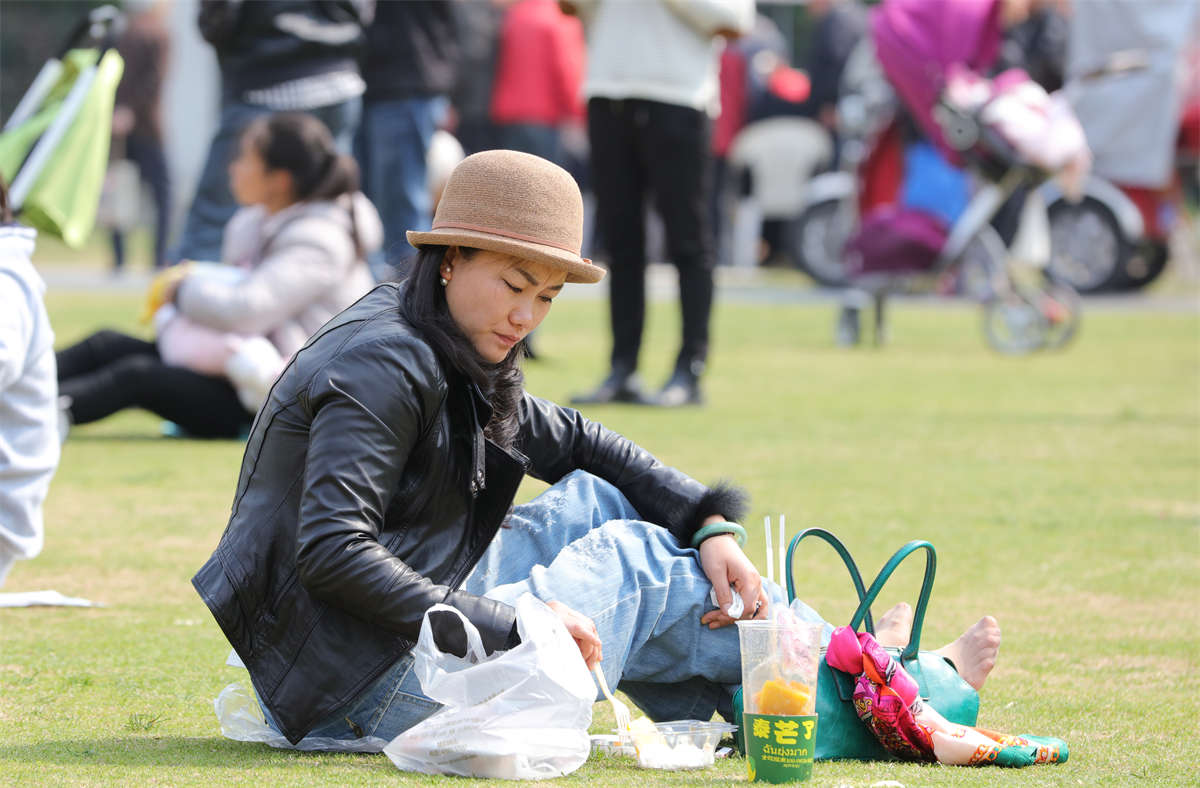 图片[2]-踏青公园街拍系列No.1297 穿了等于没穿！风韵美妇告诉你此时有丝胜无丝！ 第2套-日更街拍