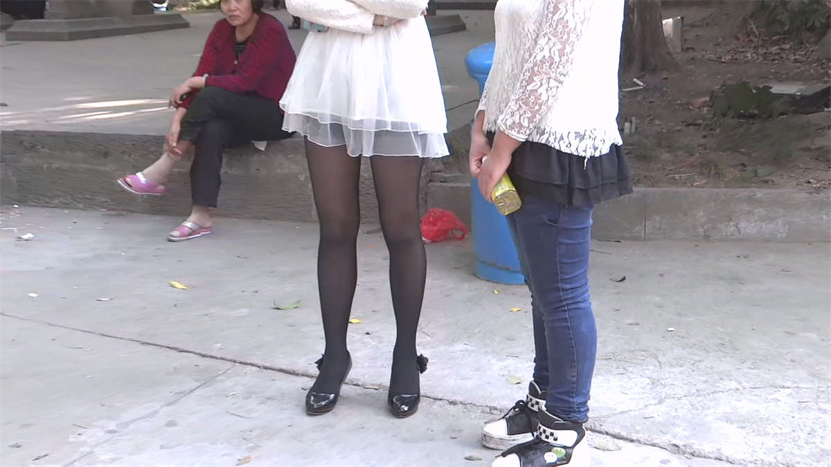 图片[2]-黑丝袜 高跟短裙美女-日更街拍