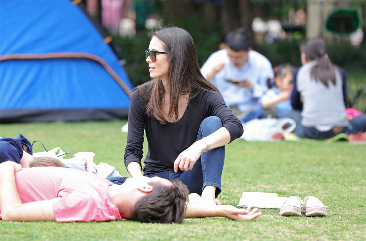 图片[2]-踏青公园街拍系列No.1104 见多了东方少妇，来欣赏一下性感优雅的西方少妇-日更街拍