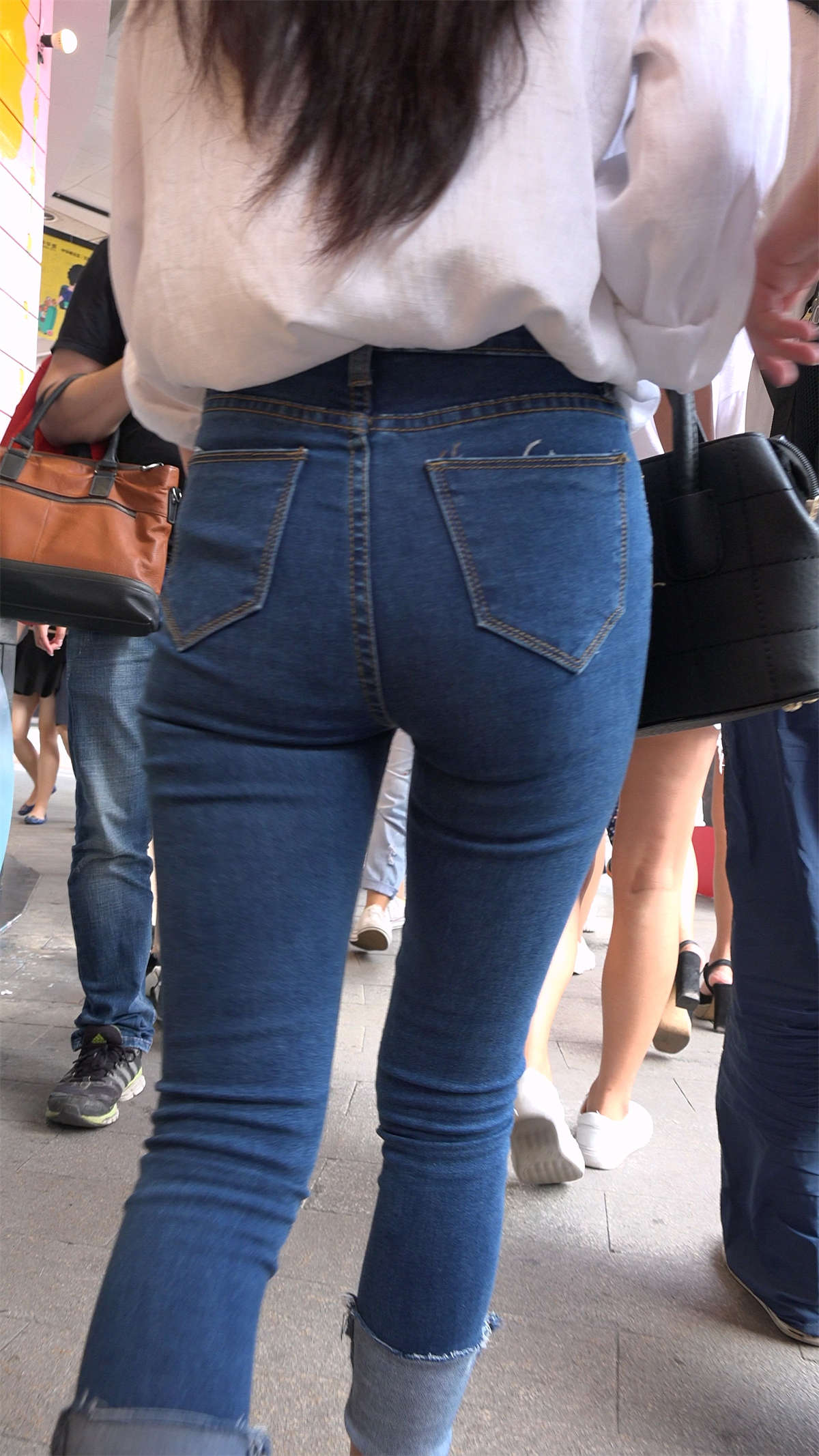 图片[2]-超紧白衬衫紧身蓝牛街拍美臀-日更街拍