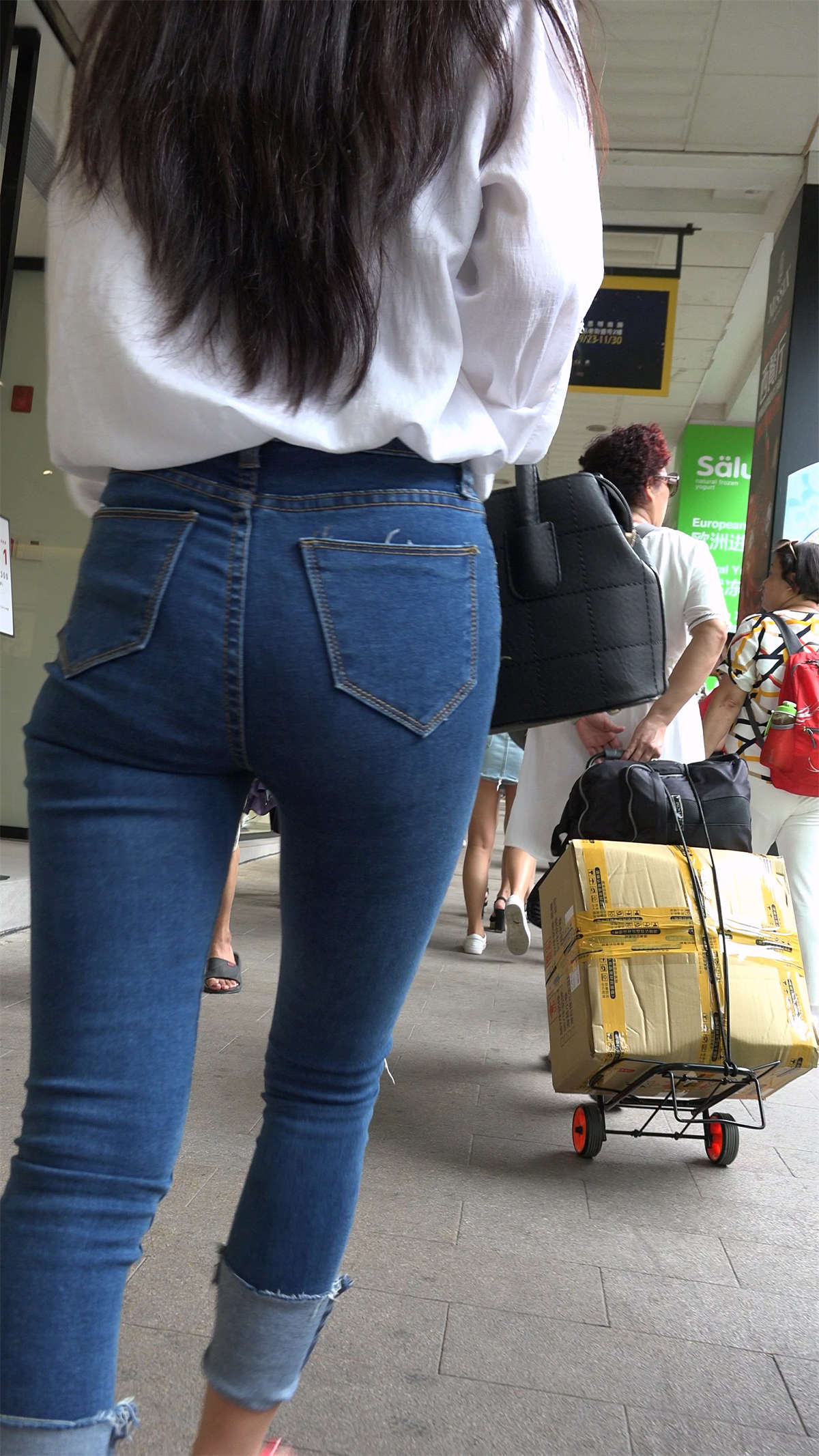 超紧白衬衫紧身蓝牛街拍美臀-日更街拍