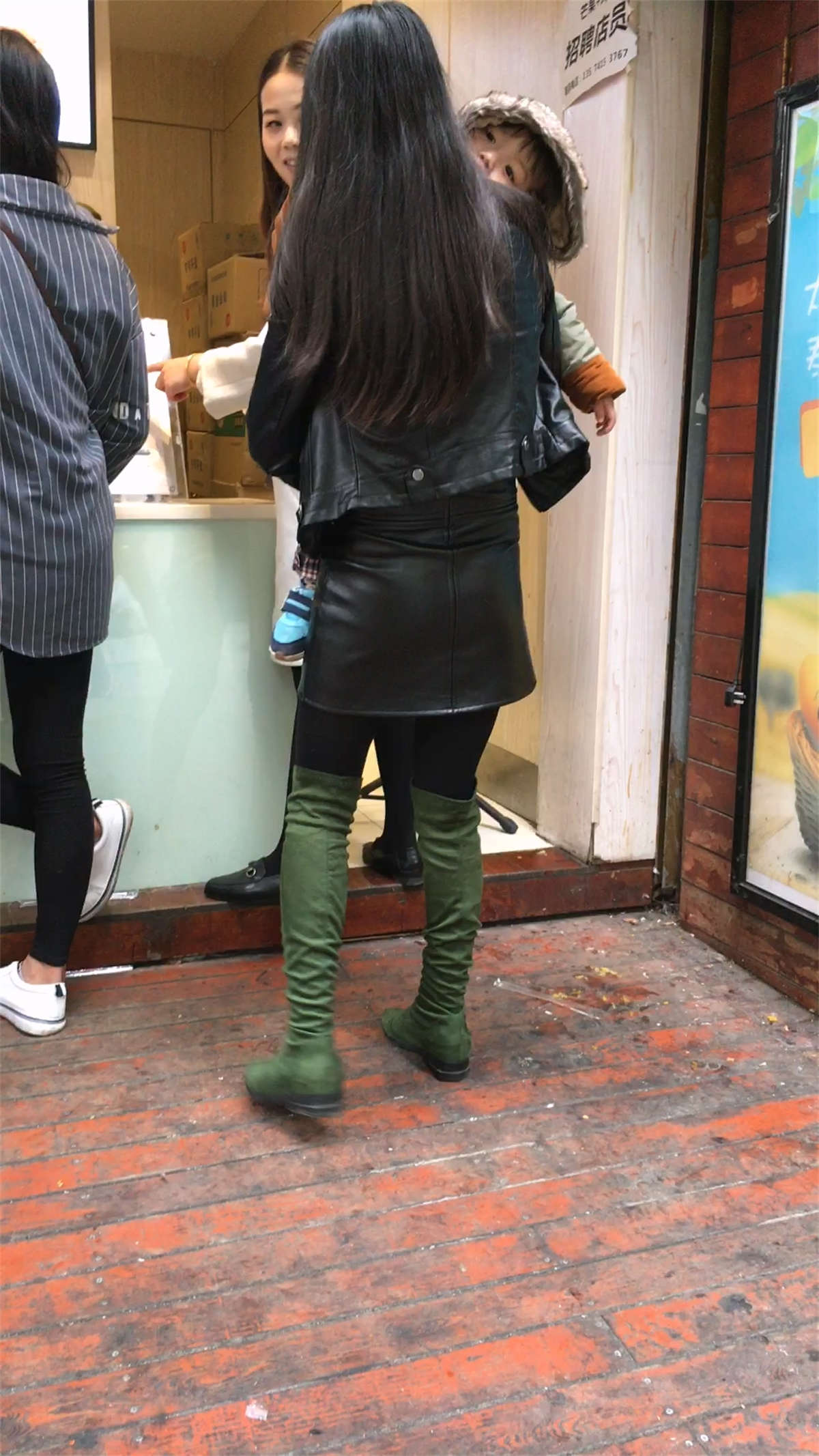 黑色皮短裙打底丝袜高靴长发美少妇-日更街拍