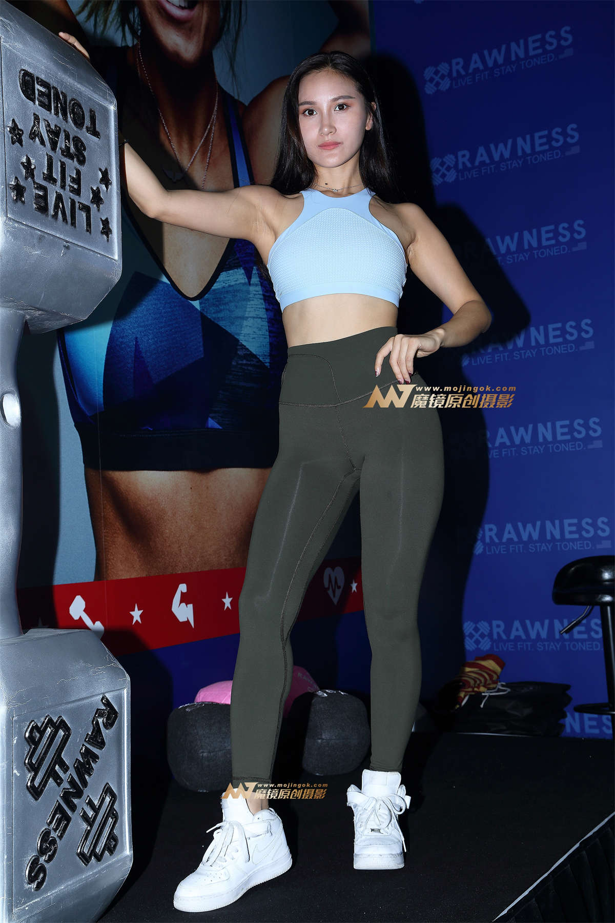 曲线玲珑的美女-日更街拍