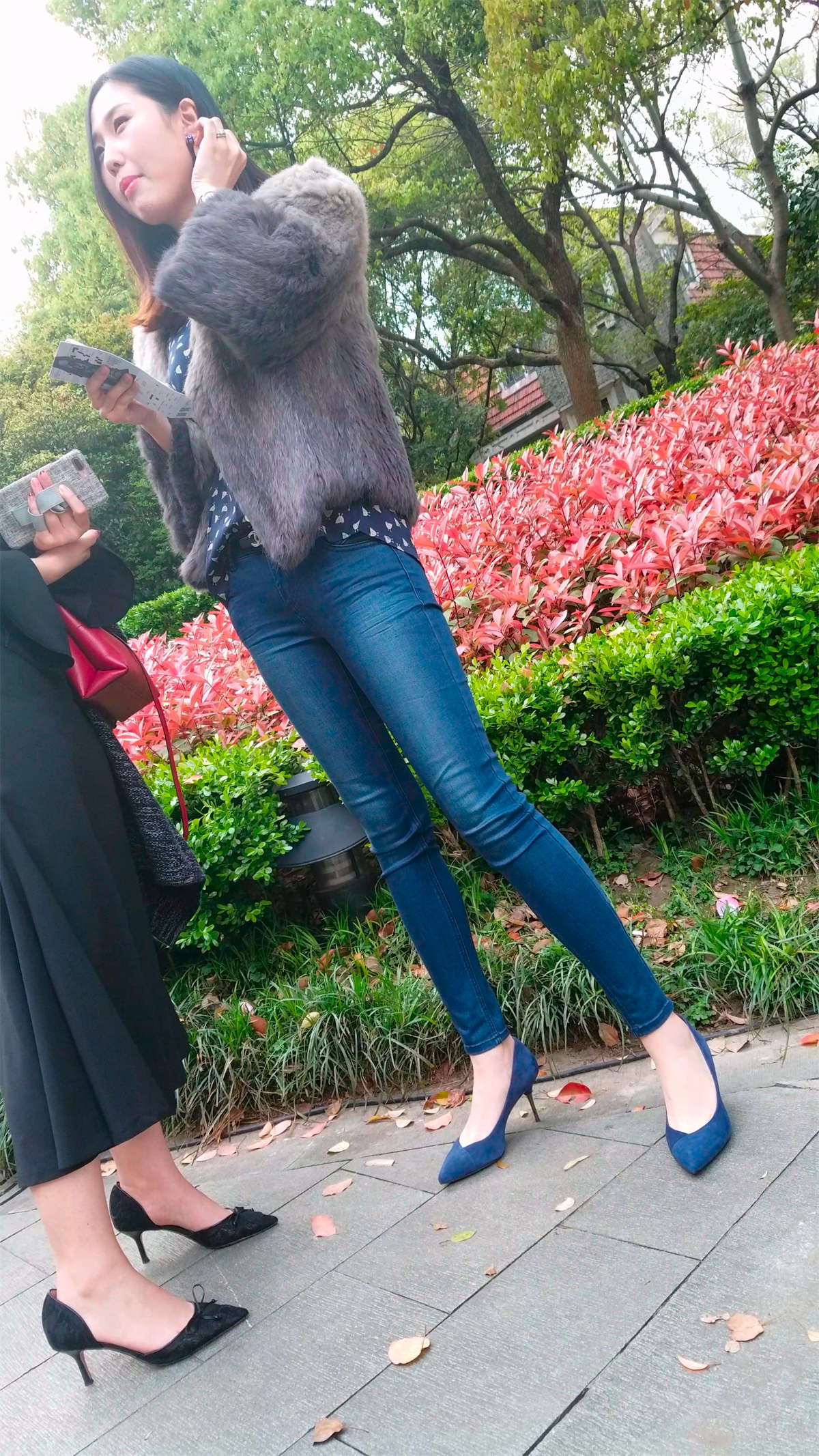 高挑性感高颜值性感美少妇-日更街拍
