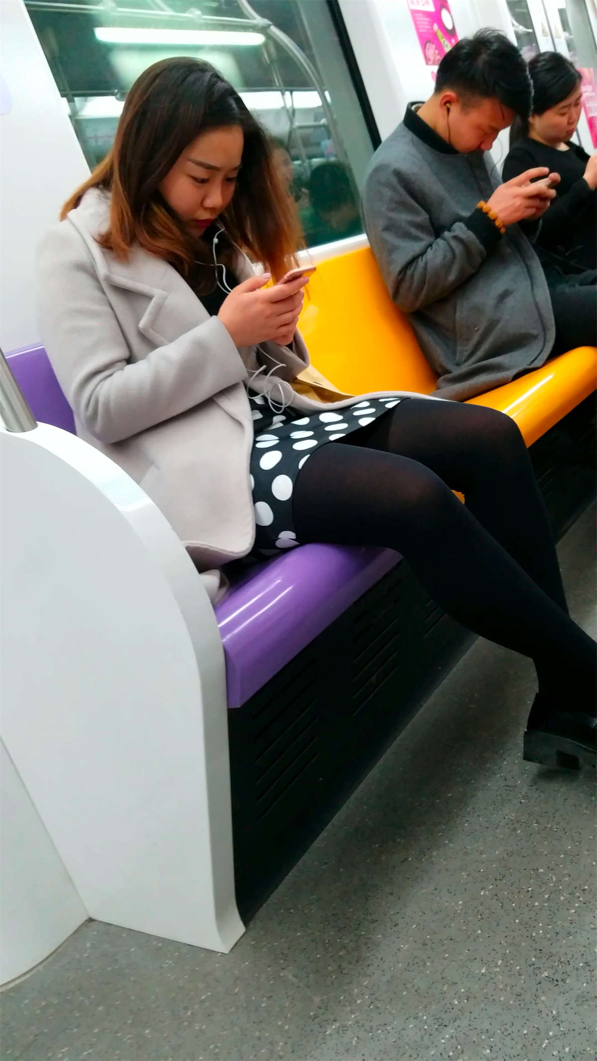 图片[2]-街拍原点花纹短裙黑丝美眉-日更街拍