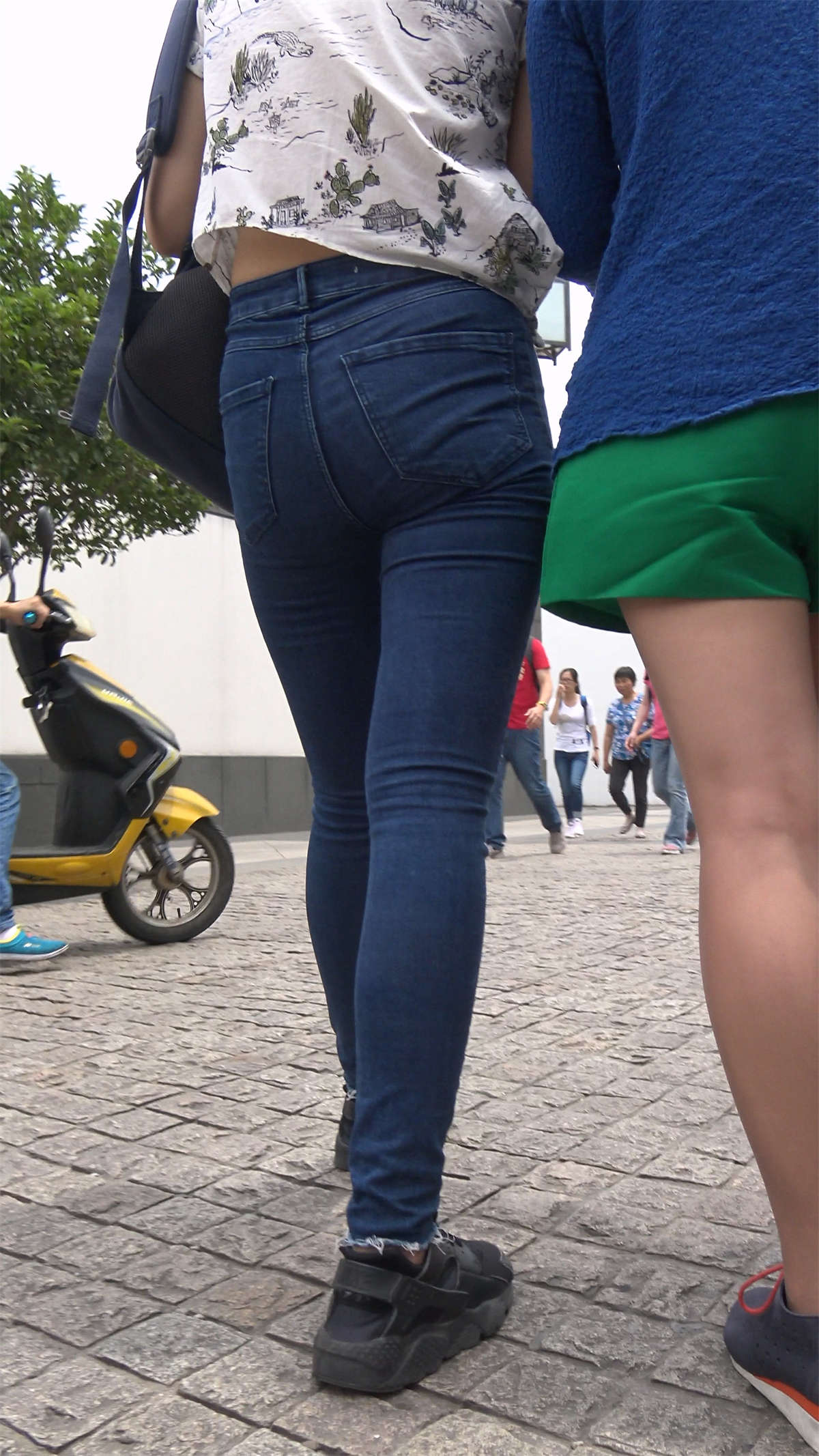 图片[2]-超紧身蓝牛宽臀花衬衫街拍美女-日更街拍