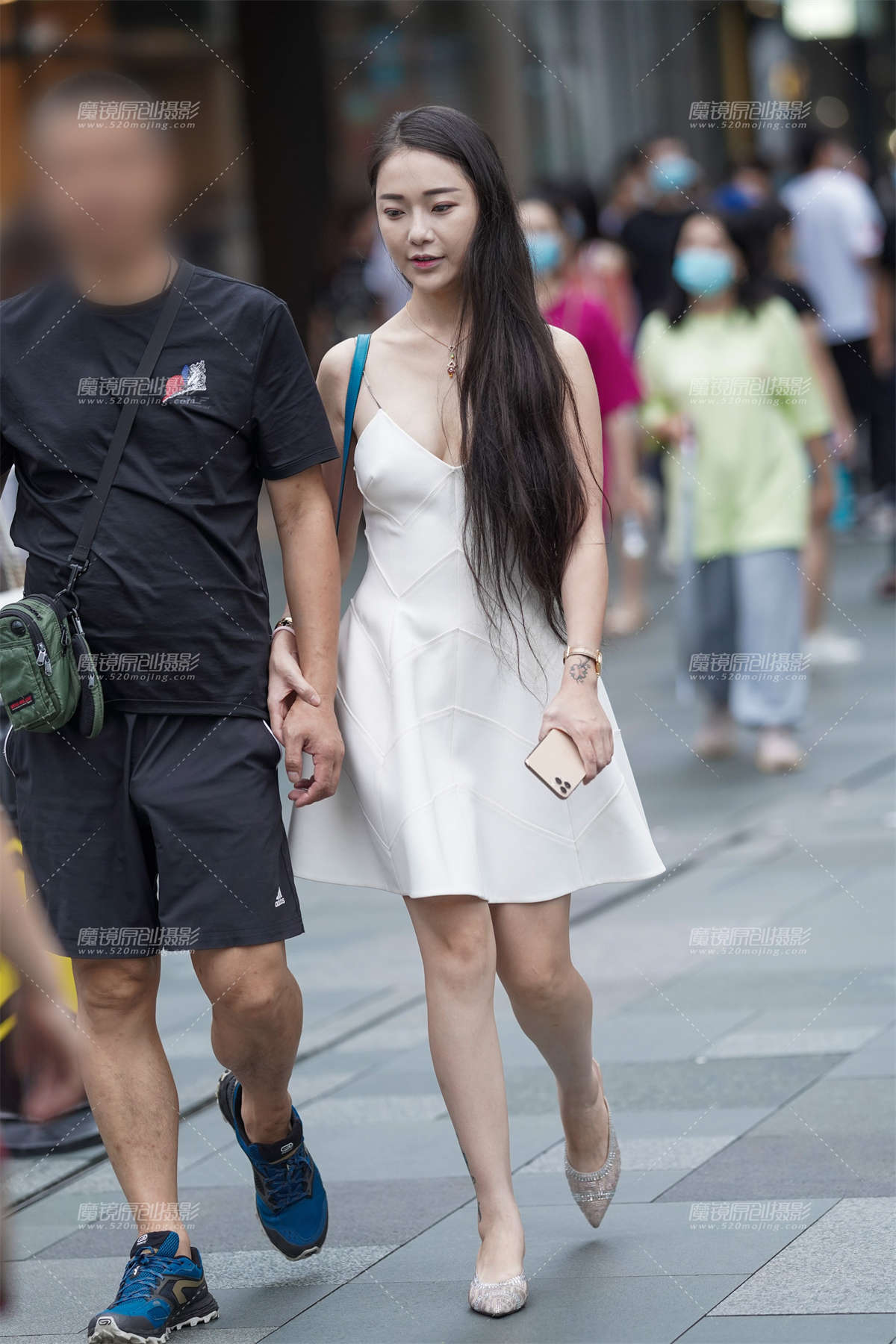 酥胸美背 尽显女人味-日更街拍