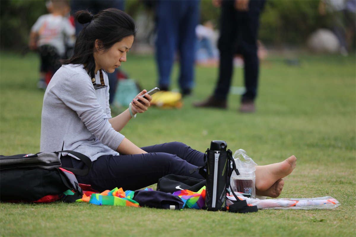 图片[2]-踏青公园街拍系列No.1299 端庄轻熟，一双超薄肉丝看得人真心舒爽-日更街拍