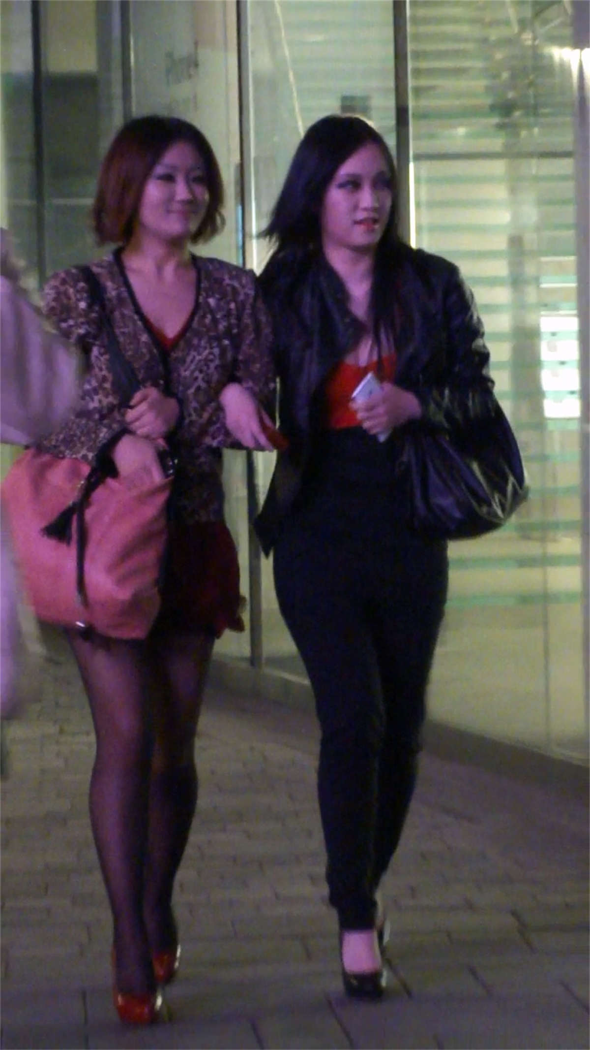 图片[2]-街拍红色短裙丰满黑丝美女-日更街拍