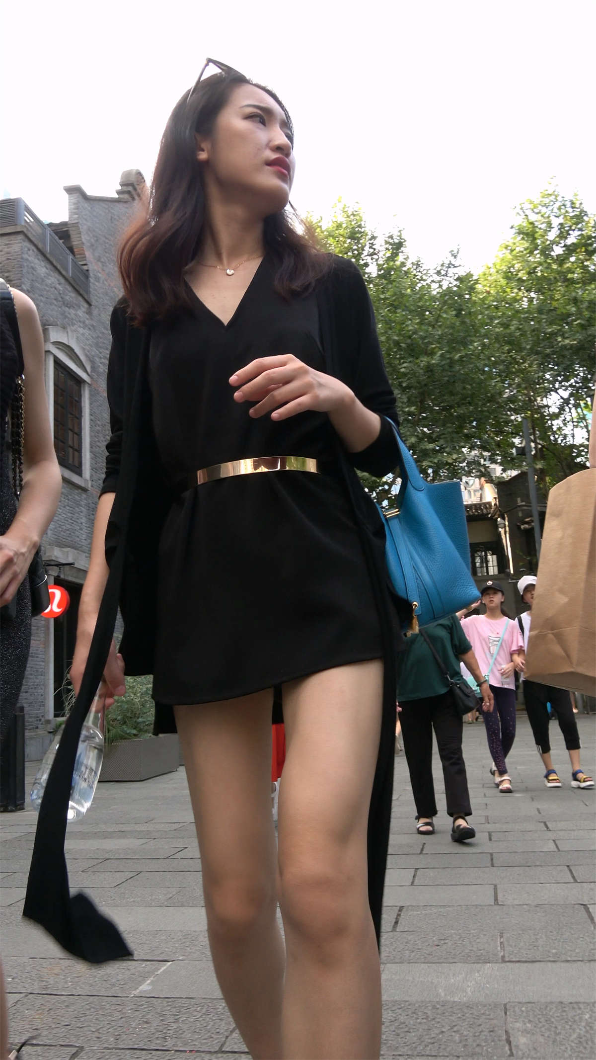 黑裙性感凉高跟美女笑得很开心-日更街拍
