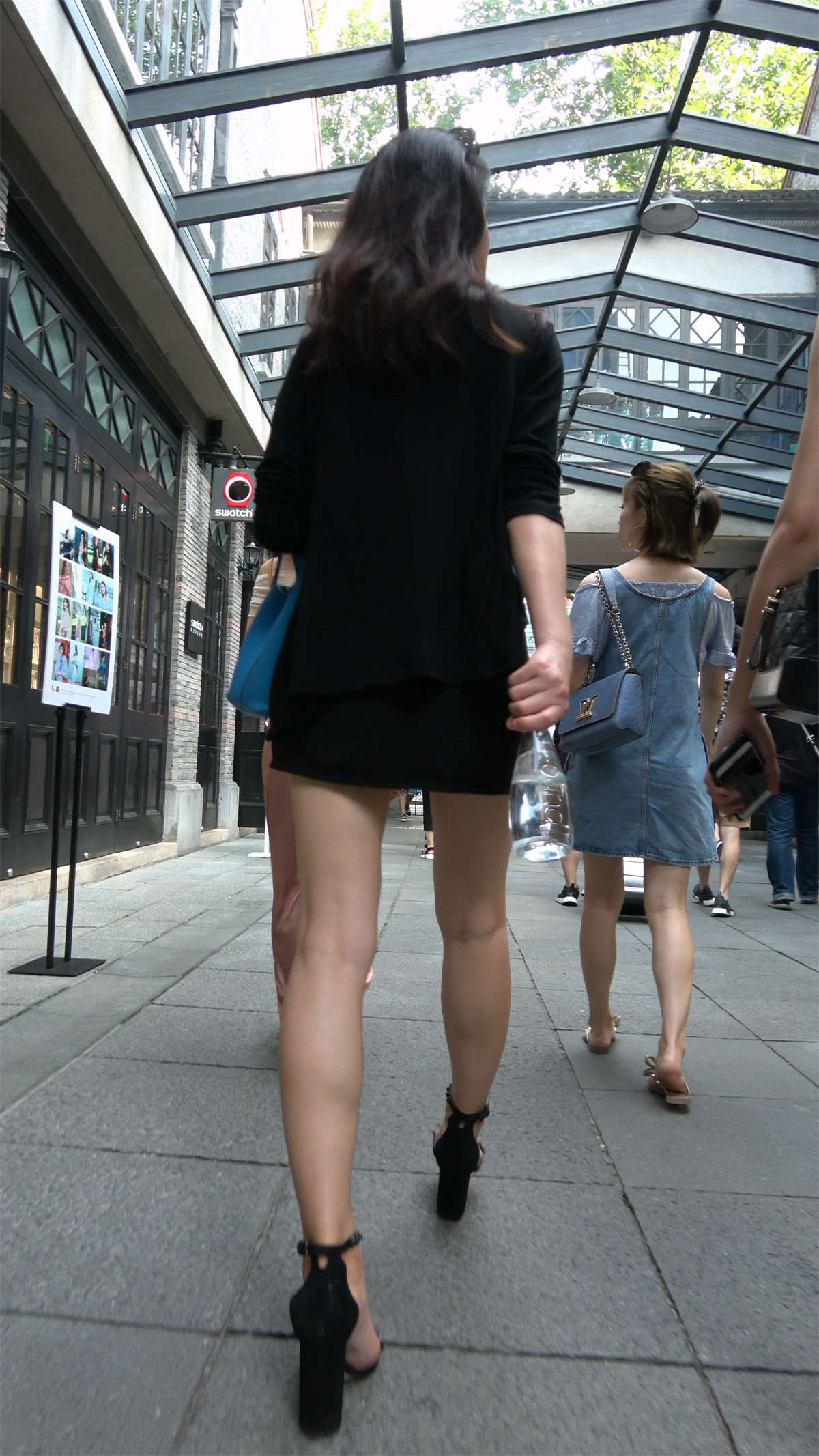 图片[2]-黑裙性感凉高跟美女笑得很开心-日更街拍