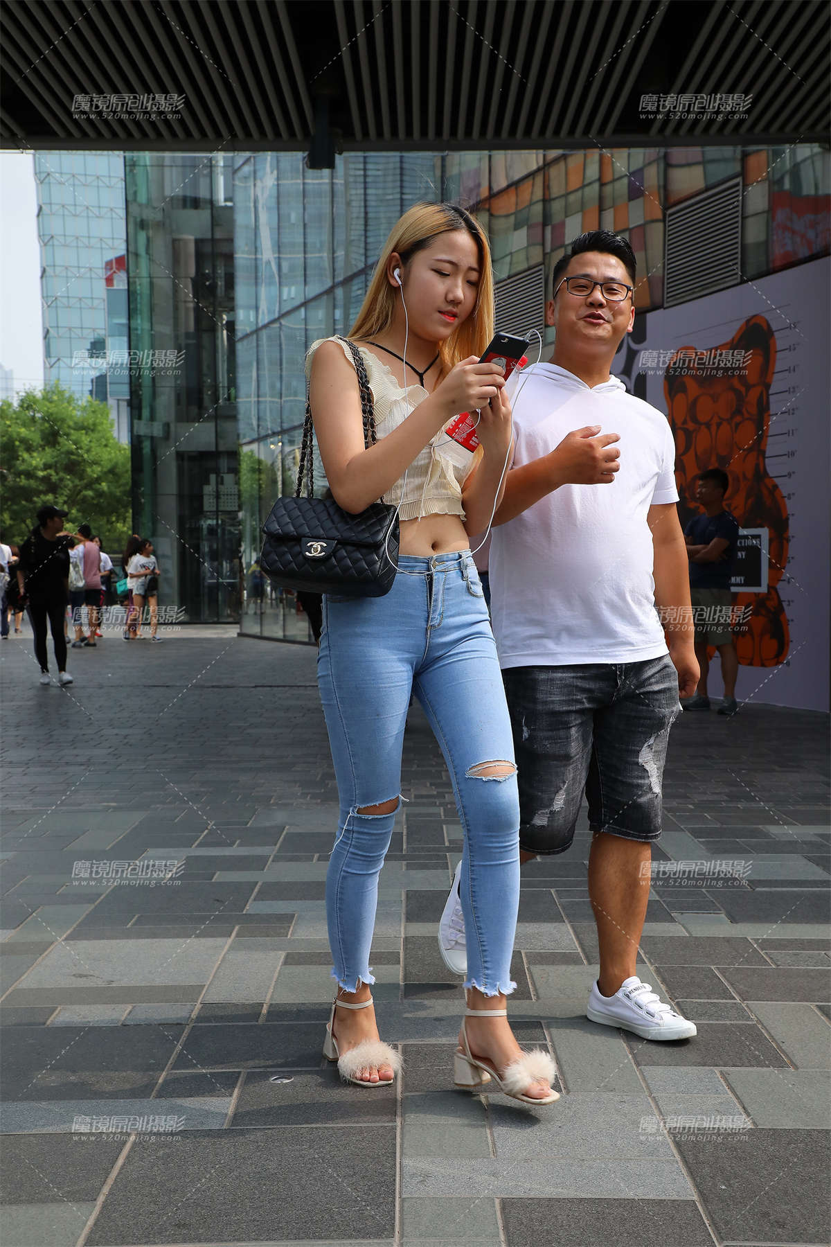 露腰，破洞紧牛 美眉-日更街拍