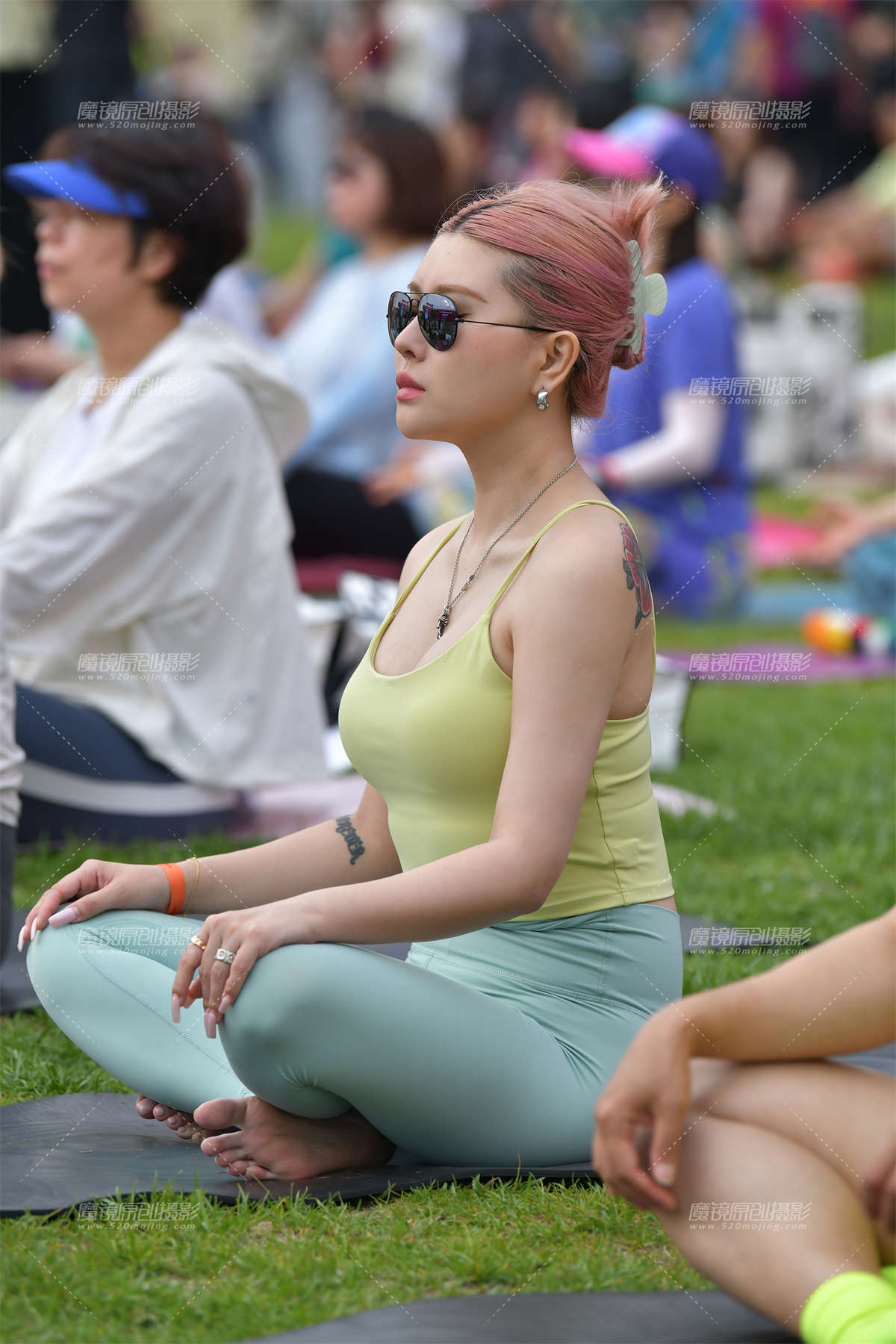 ★漂亮浅绿瑜伽裤美女-日更街拍