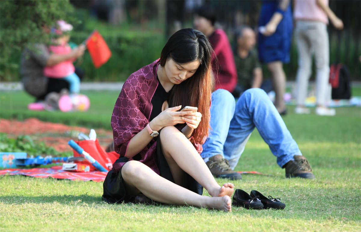 图片[2]-踏青公园街拍系列No.1106 见过女神双脚对搓的兄弟，可绕过此帖 第2套-日更街拍