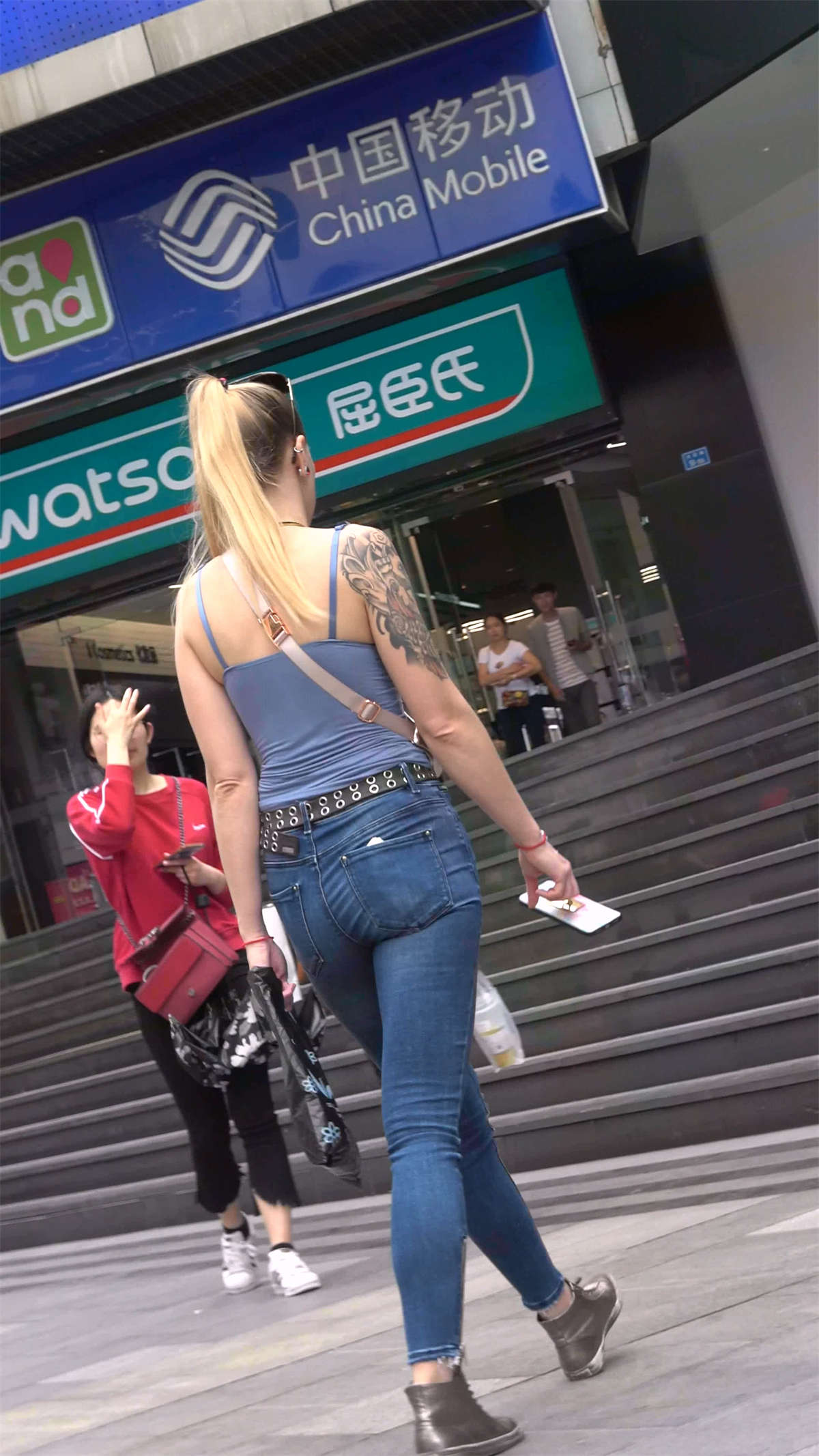 图片[2]-紧身牛仔吊带衫性感洋妞-日更街拍