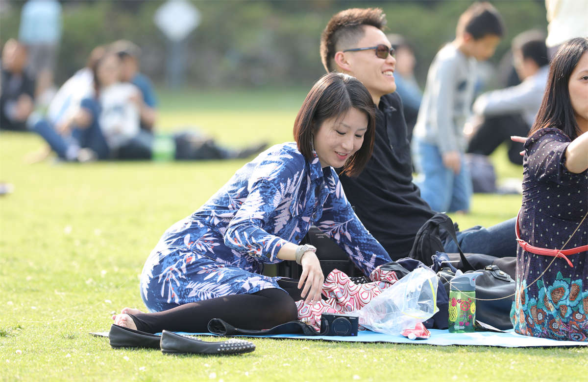 踏青公园街拍系列No.1300 精致女人，一双细趾长足怎不叫人流连忘返-日更街拍