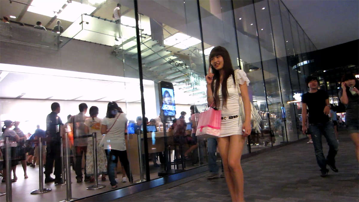 图片[2]-和朋友煲电话粥的白色包臀短裙美眉-日更街拍