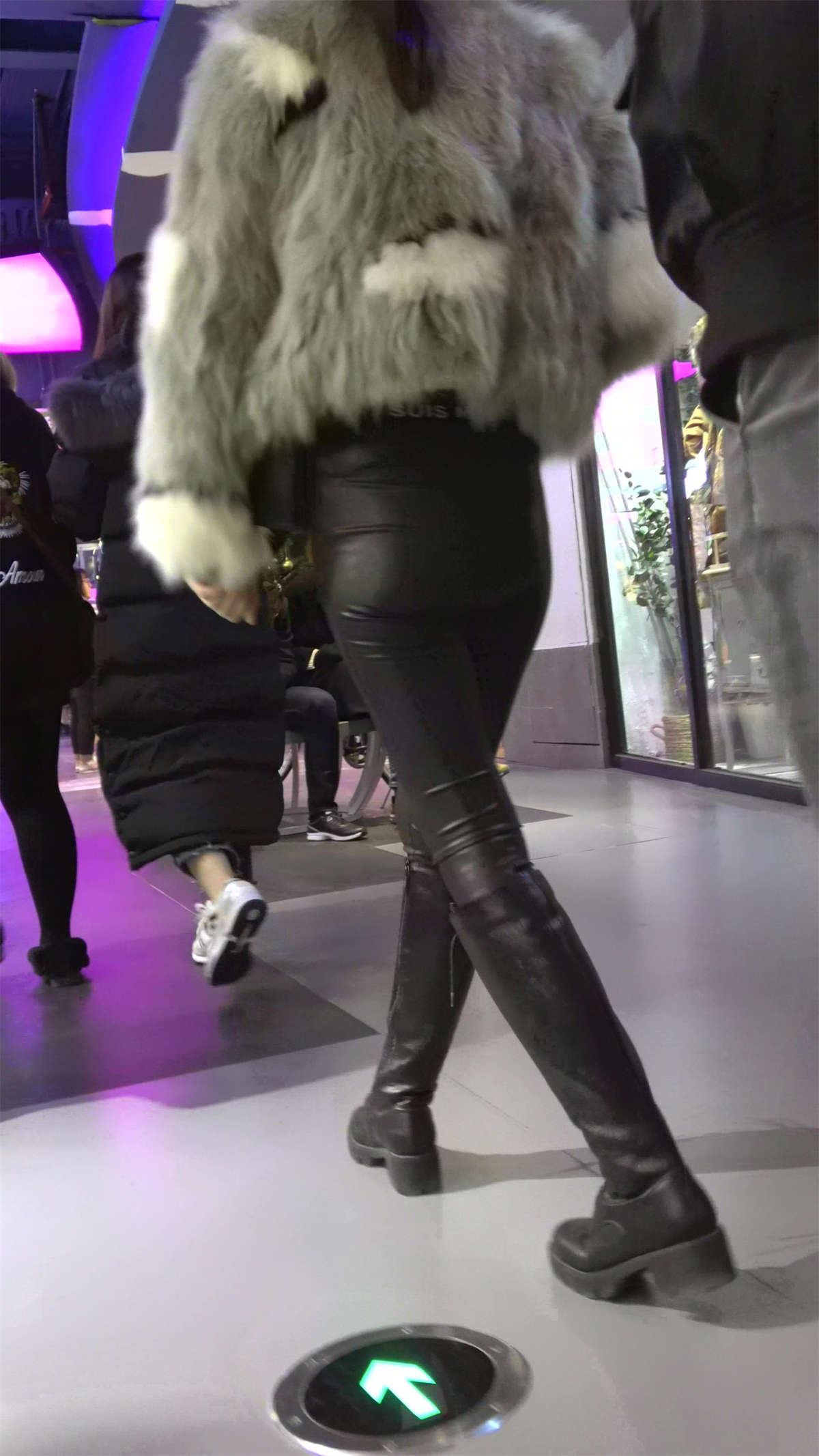 图片[2]-黑色皮靴街拍紧身皮裤美女-日更街拍