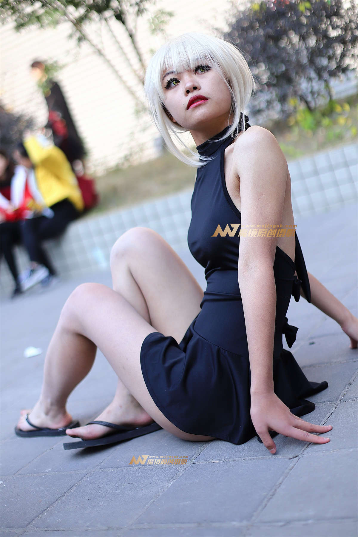 黑色连衣短裙少女-日更街拍