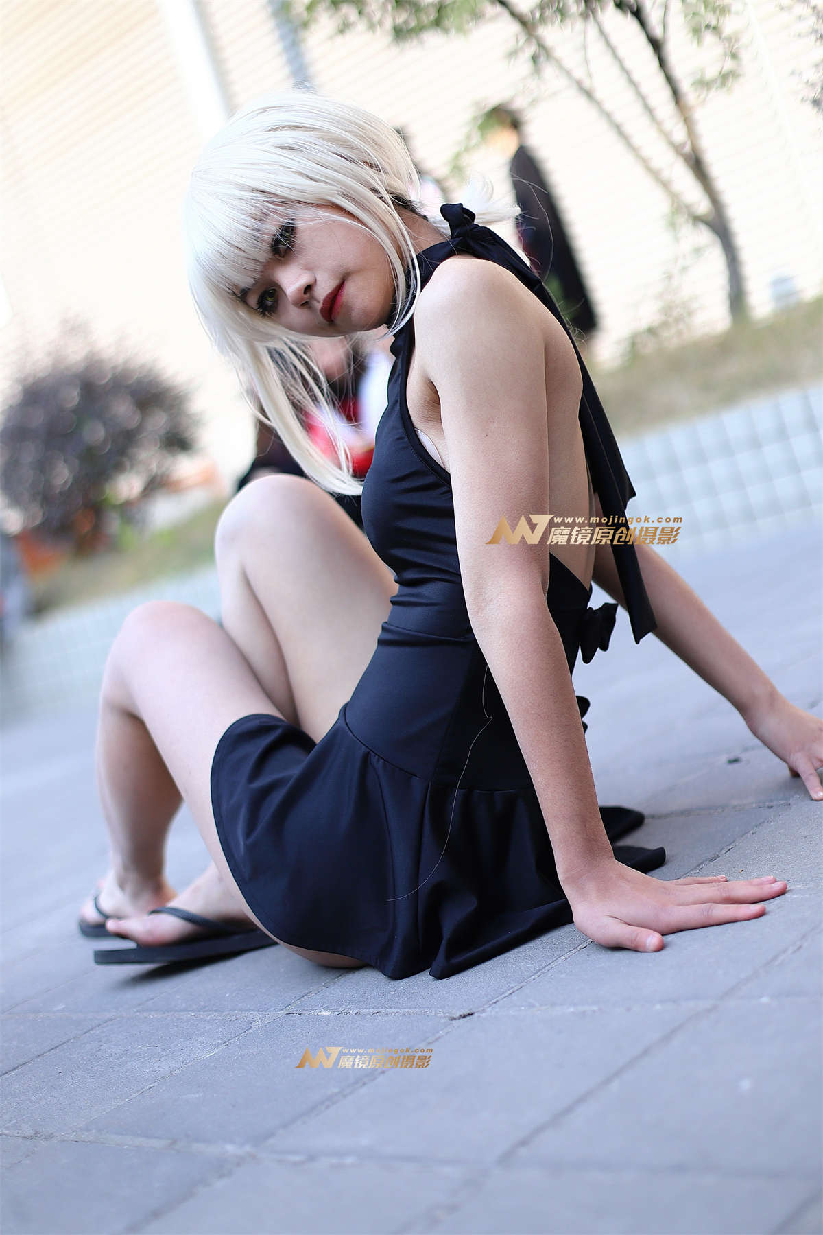 黑色连衣短裙少女插图1