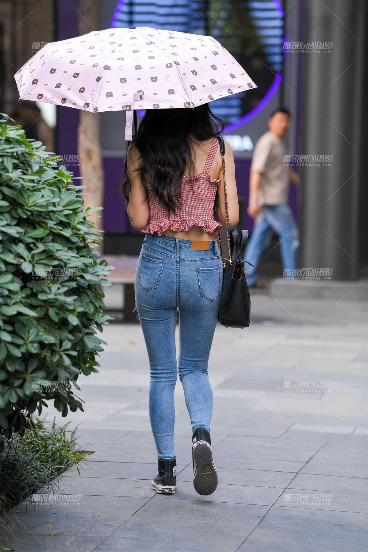 图片[2]-【久久赛帖】打伞的紧身牛仔裤-日更街拍