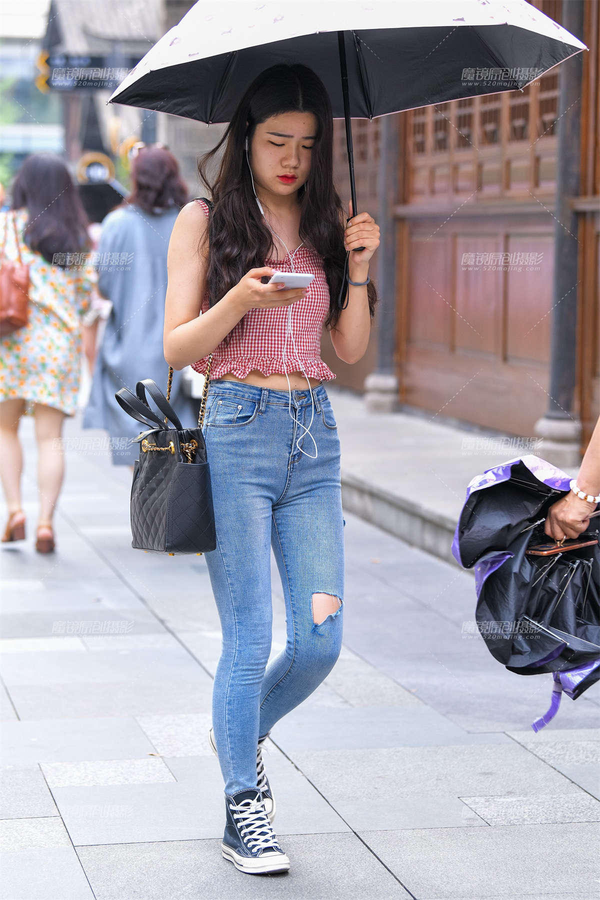 【久久赛帖】打伞的紧身牛仔裤-日更街拍
