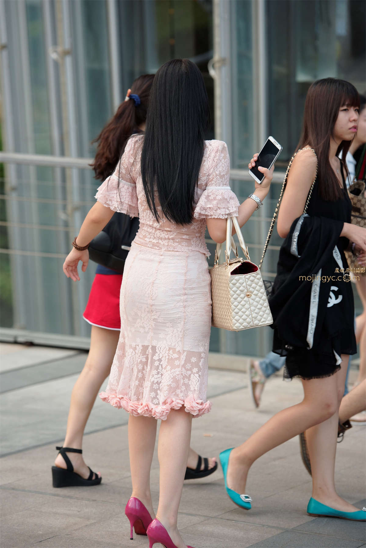 镂花鱼尾裙，裸腿，高跟-日更街拍