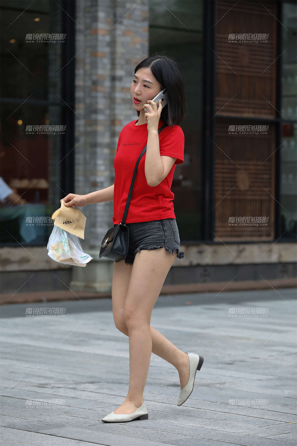 眉清目秀，热裤大白腿美眉-日更街拍