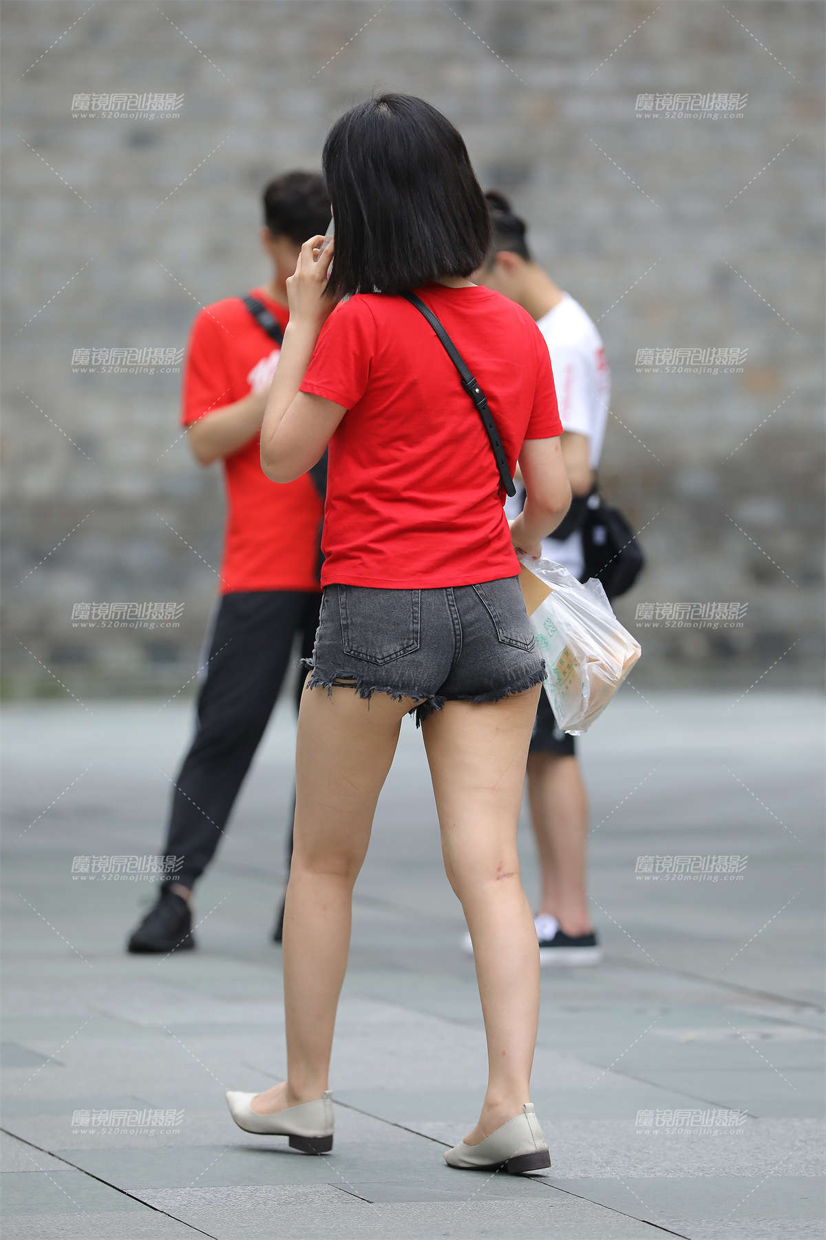 图片[2]-眉清目秀，热裤大白腿美眉-日更街拍